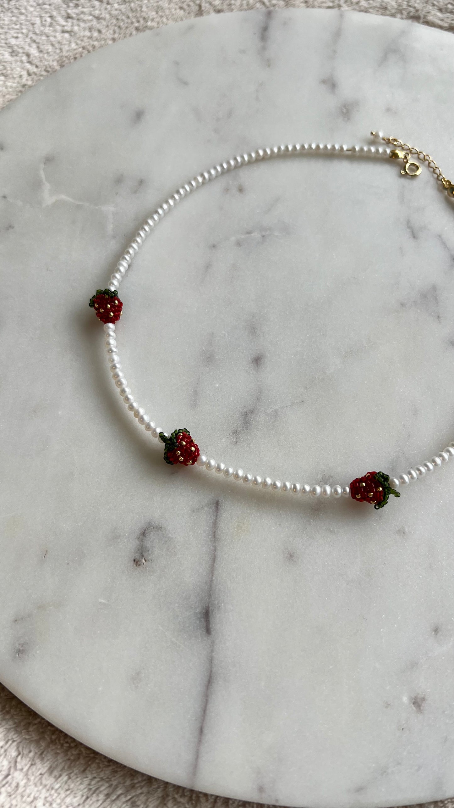 Poziomki w perłowej rosie