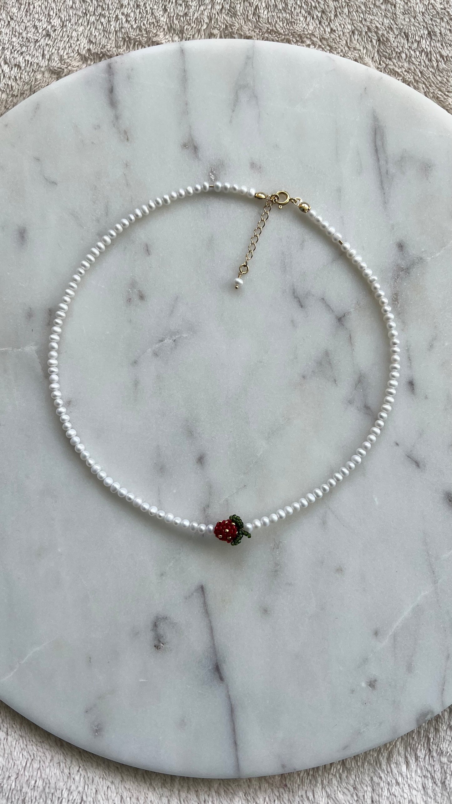 Poziomka w perłowej rosie