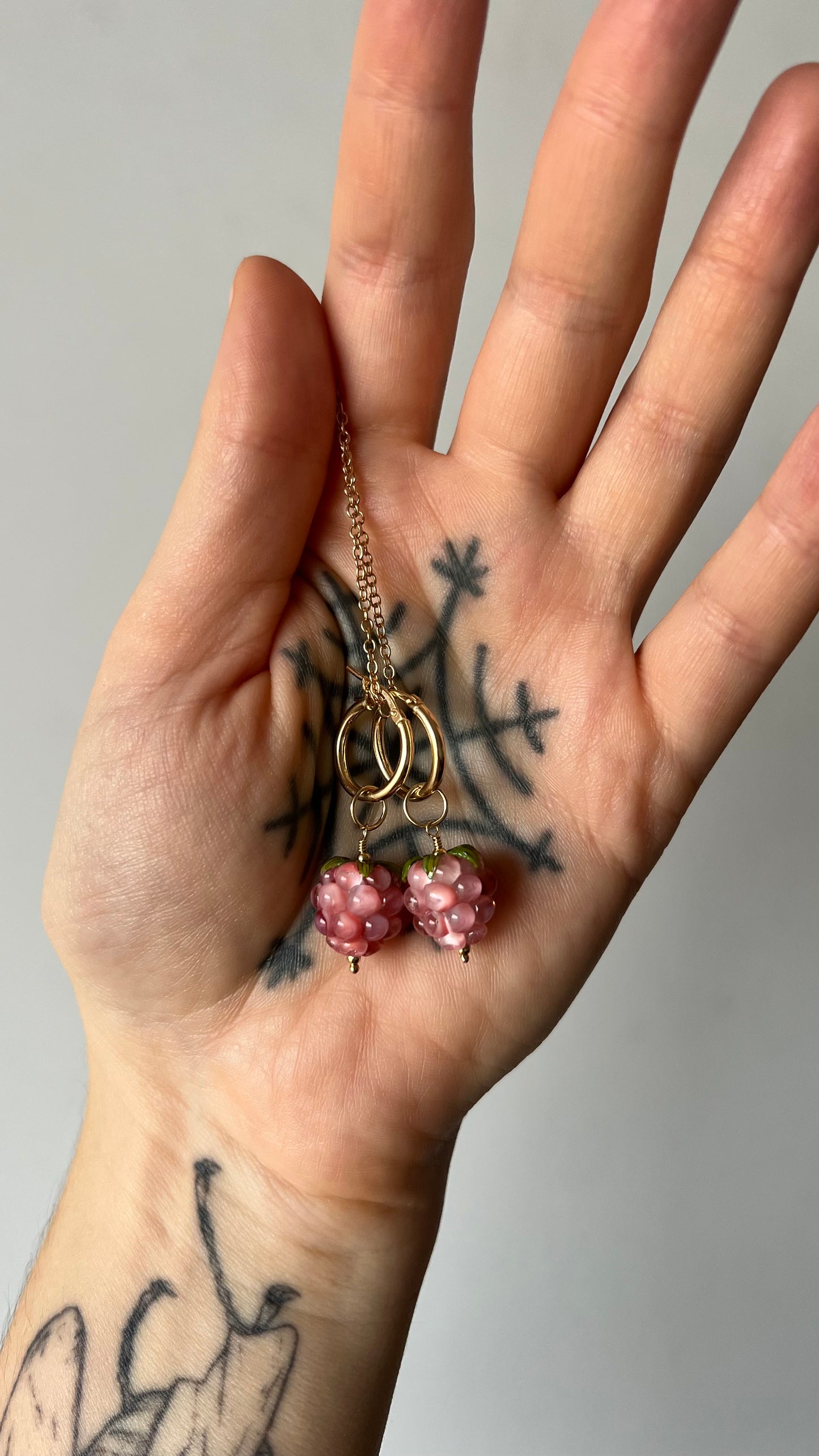 Kolczyki, ze szklaną, różową maliną.