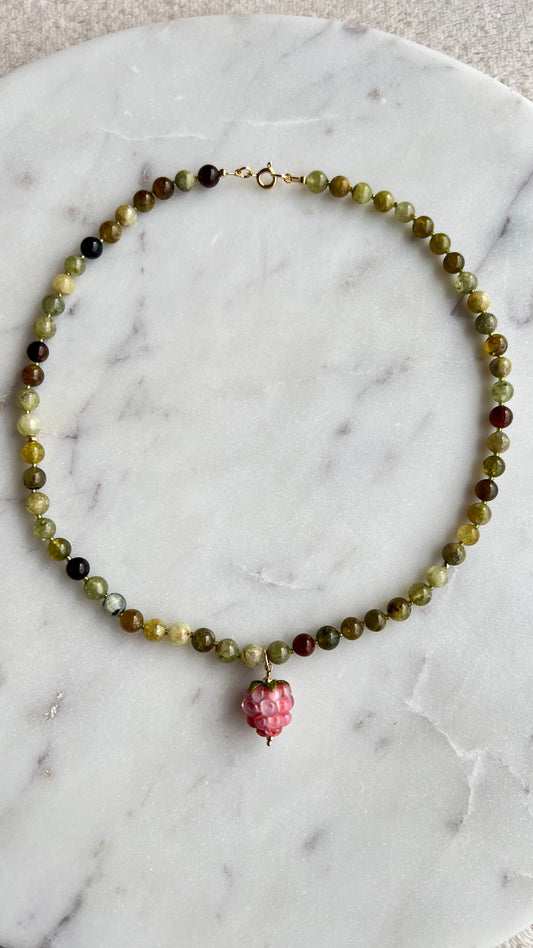 Naszyjnik z granatem i różową maliną.