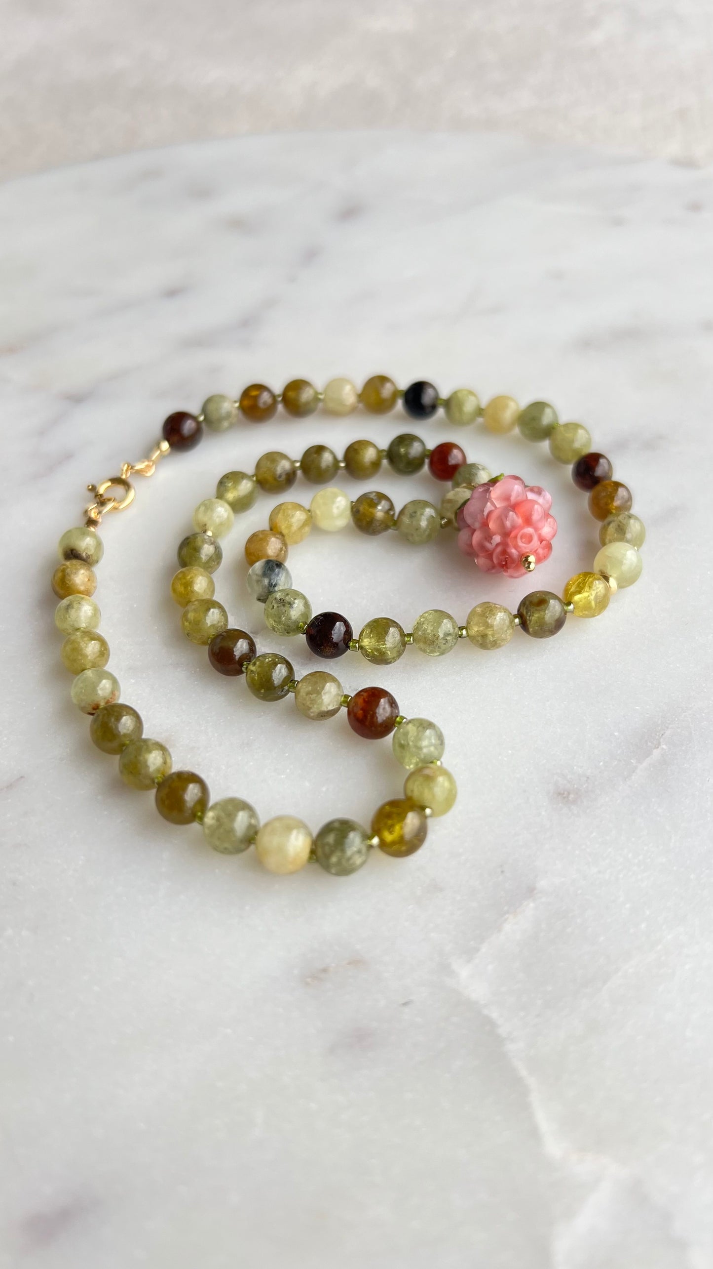 Naszyjnik z granatem i różową maliną.