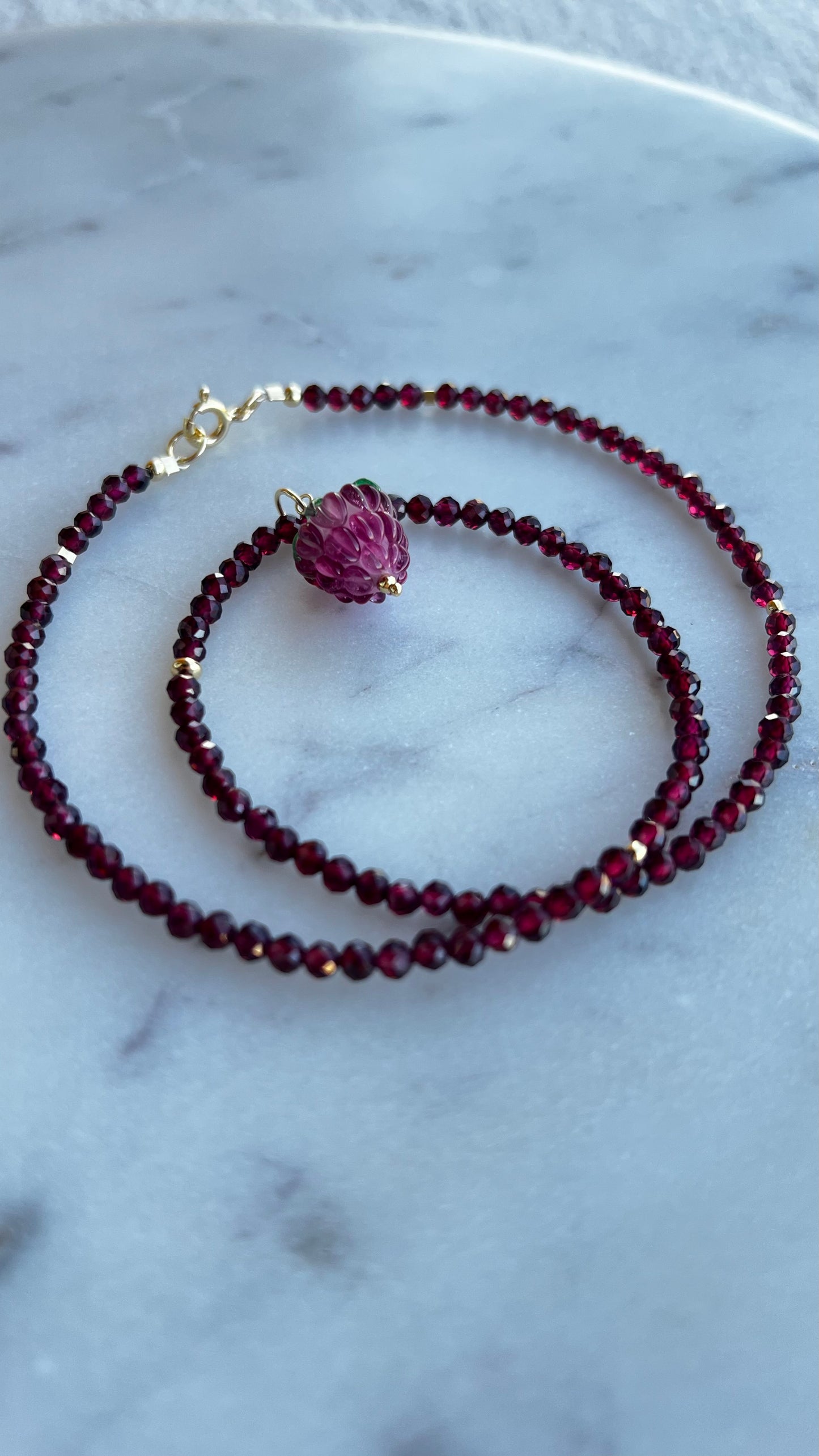 Naszyjnik z granatu z maliną.