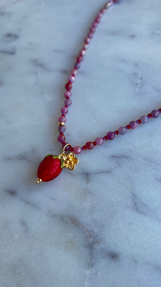 Naszyjnik z rubinu jasnego z truskawką i rozkwitającym kwiatem.