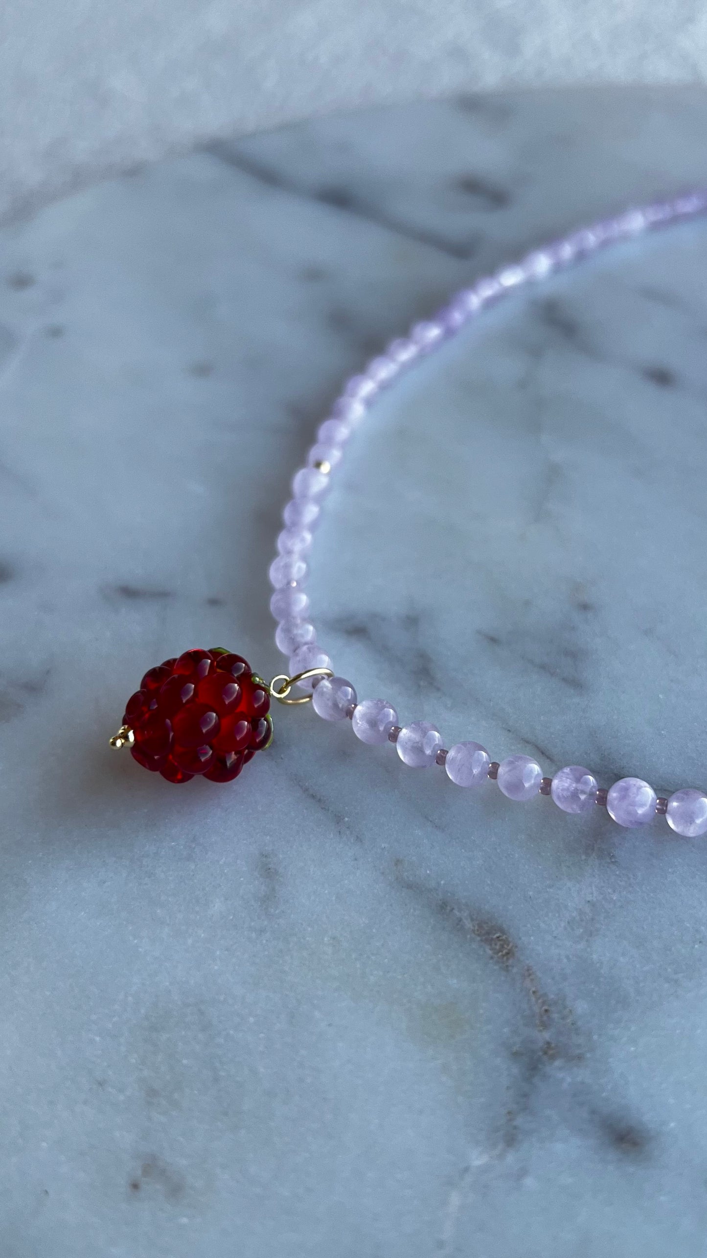 Naszyjnik z ametystem lawendowym i maliną.