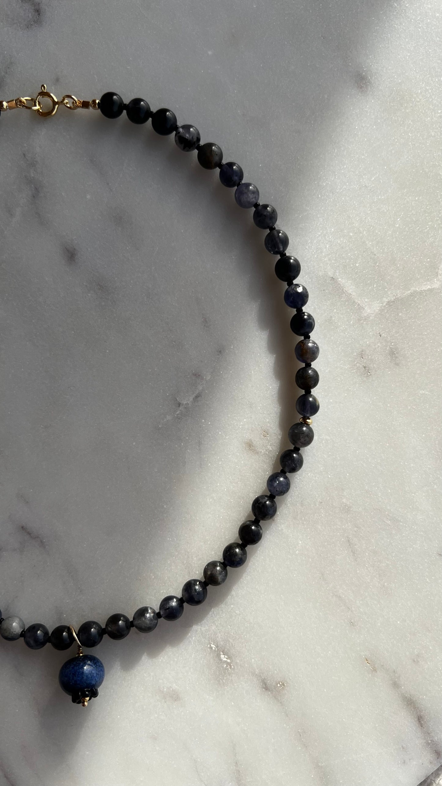 Naszyjnik z Iolit z borówką.