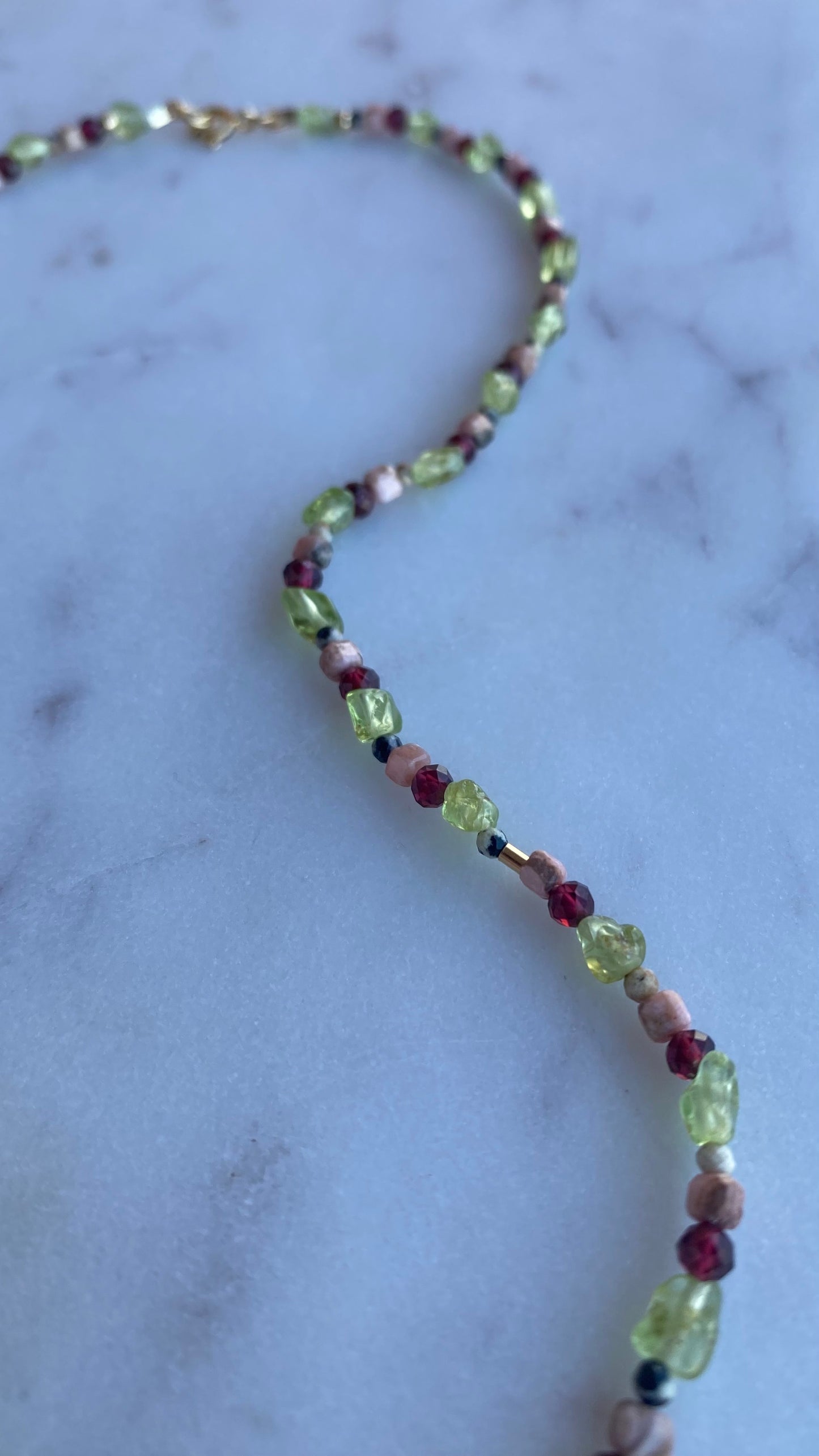 Naszyjnik Limonkowa Jagoda z kwiatem.