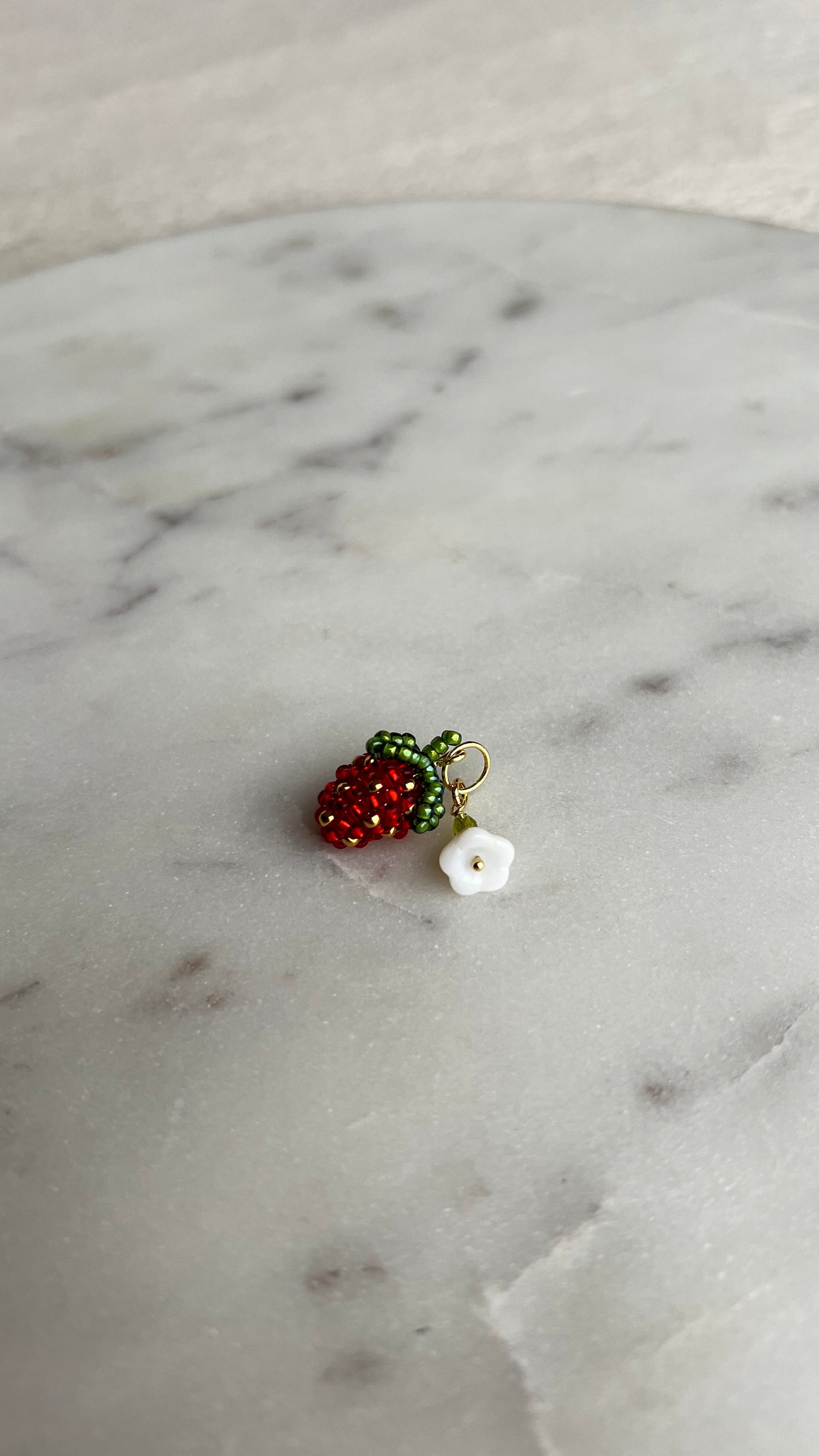 Zawieszka Truskawka z białym kwiatem