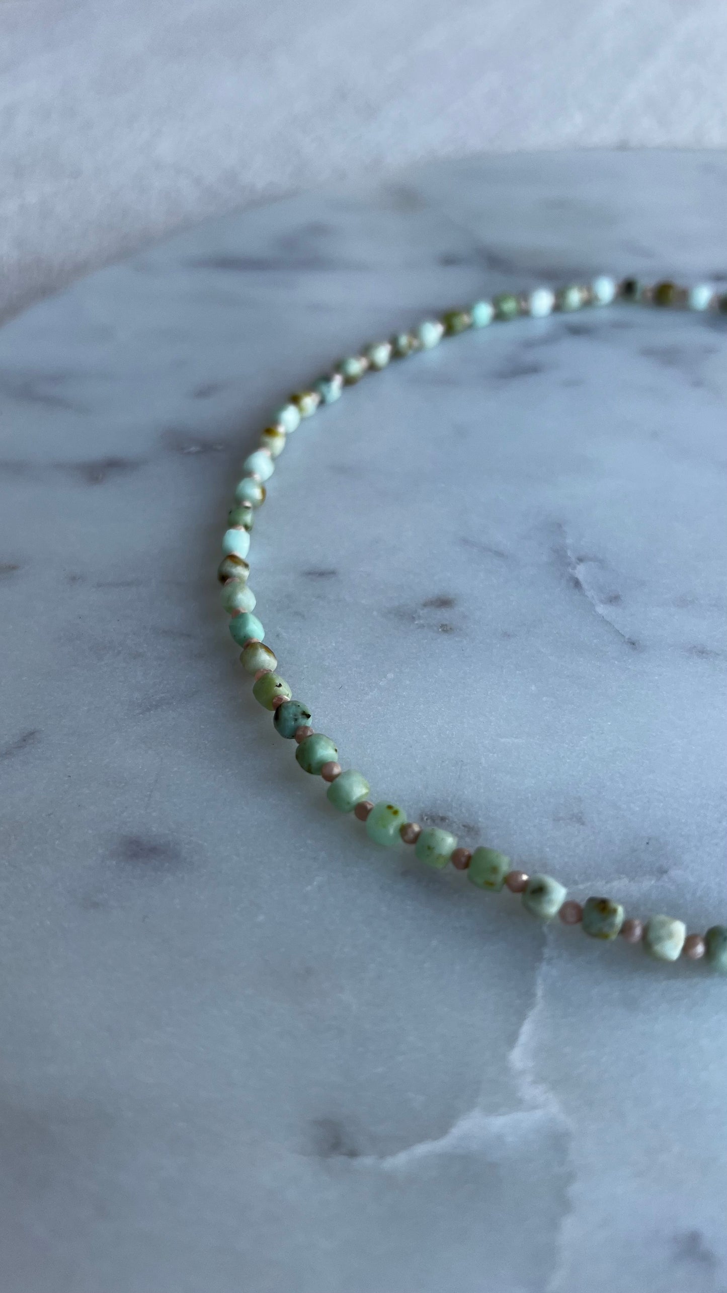 Naszyjnik z kamieni Opalu.