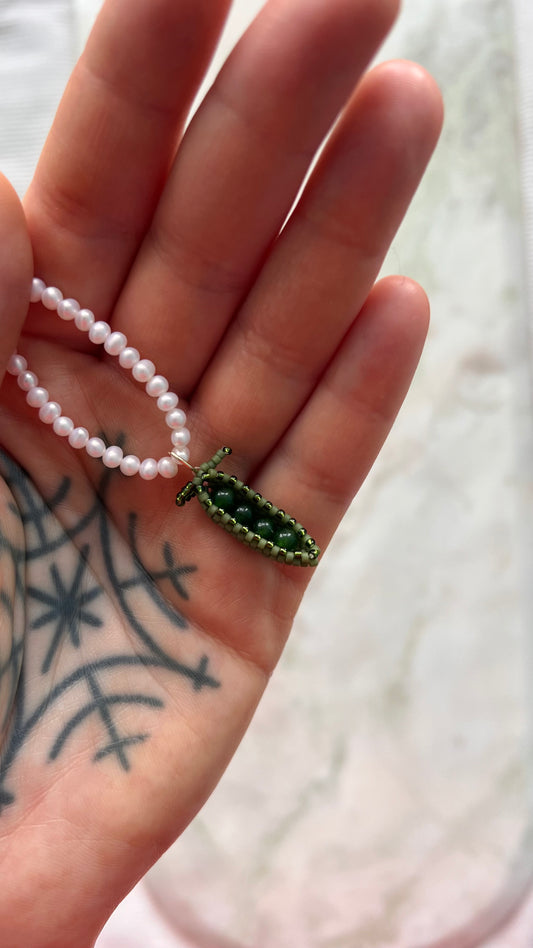 Naszyjnik z pereł z zawieszką fasolką i zielonym groszkiem.