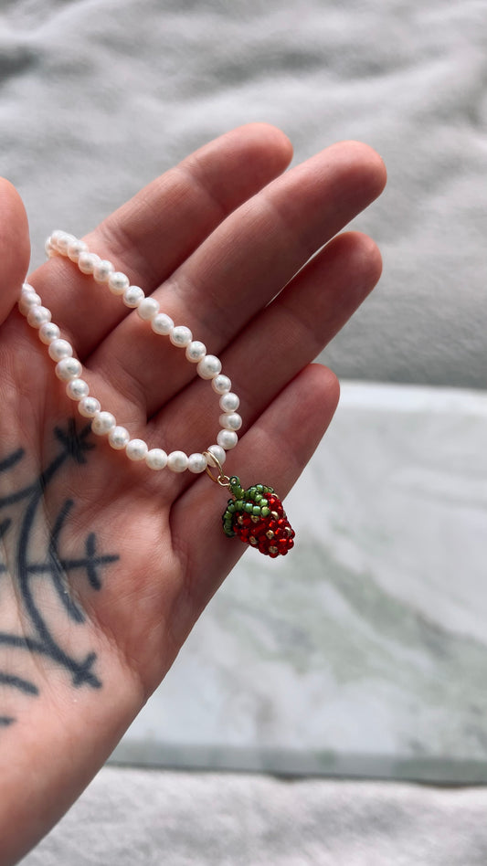 Truskawka w perłowej rosie.