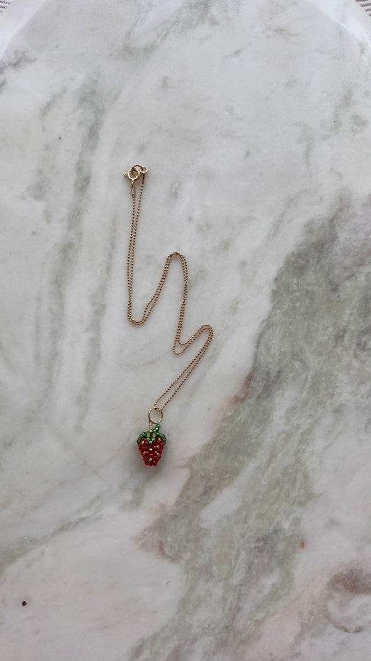 Łańcuszek kulkowy z zawieszką czerwoną truskawką.