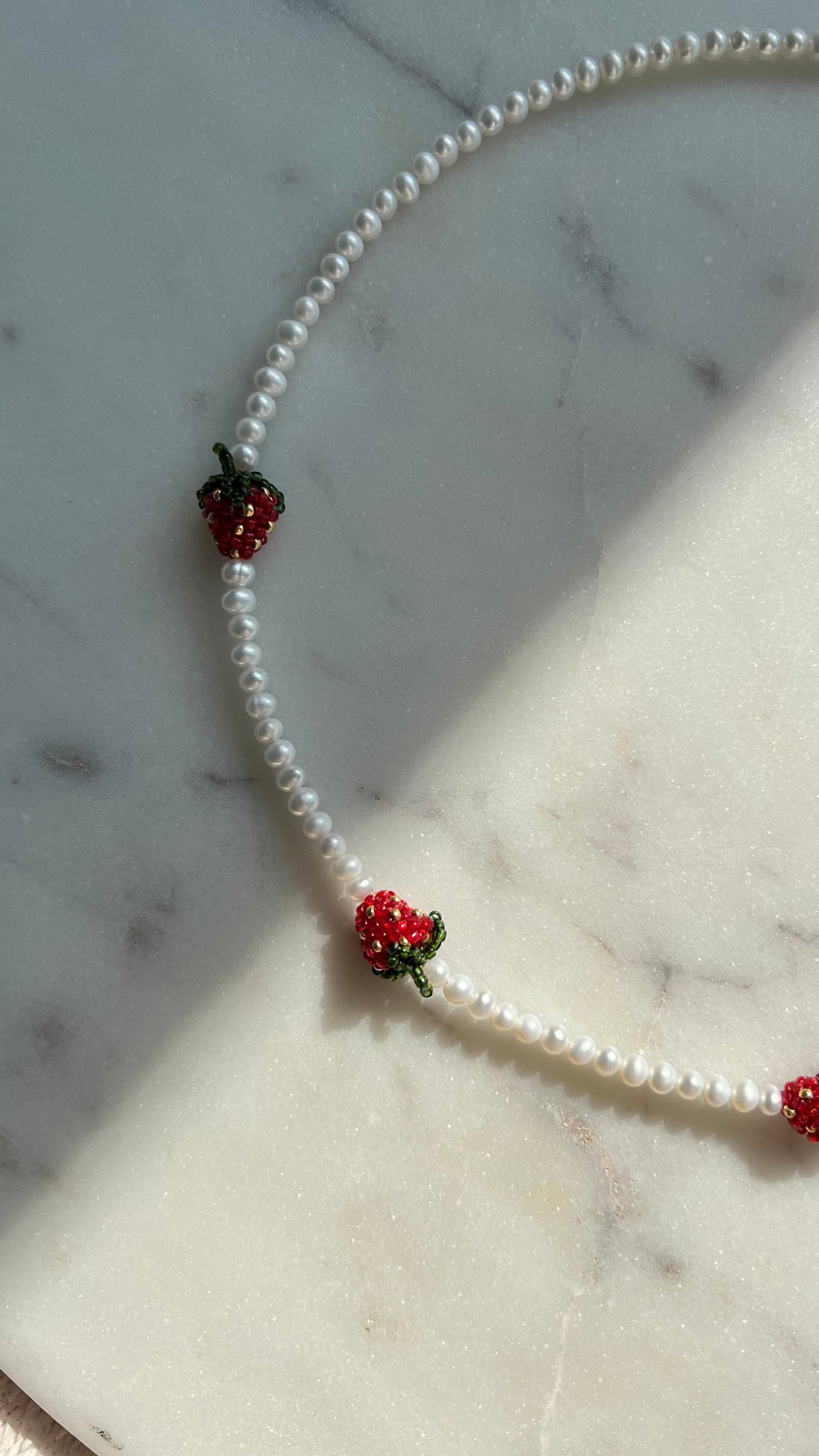 Poziomki w perłowej rosie