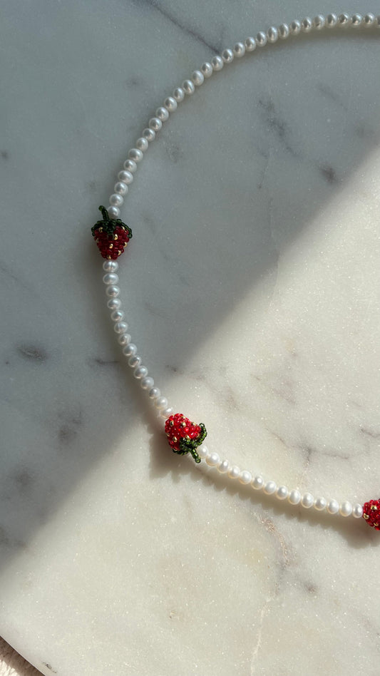 Poziomki w perłowej rosie