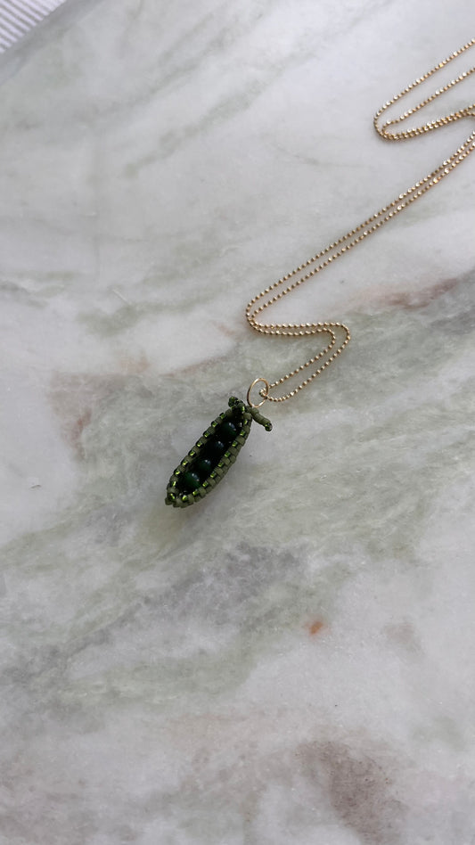 Łańcuszek kulkowy z zawieszką fasolką i zielonym groszkiem.