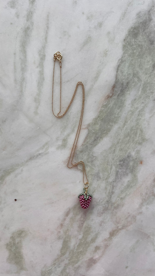 Łańcuszek kulkowy z zawieszką różową truskawką.