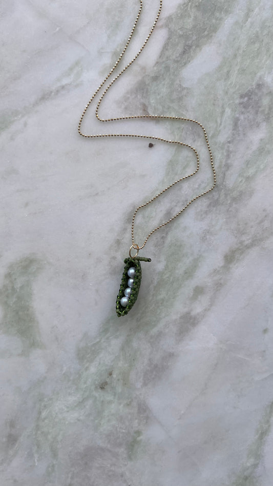 Łańcuszek kulkowy z zawieszką fasolką i perłowym groszkiem.