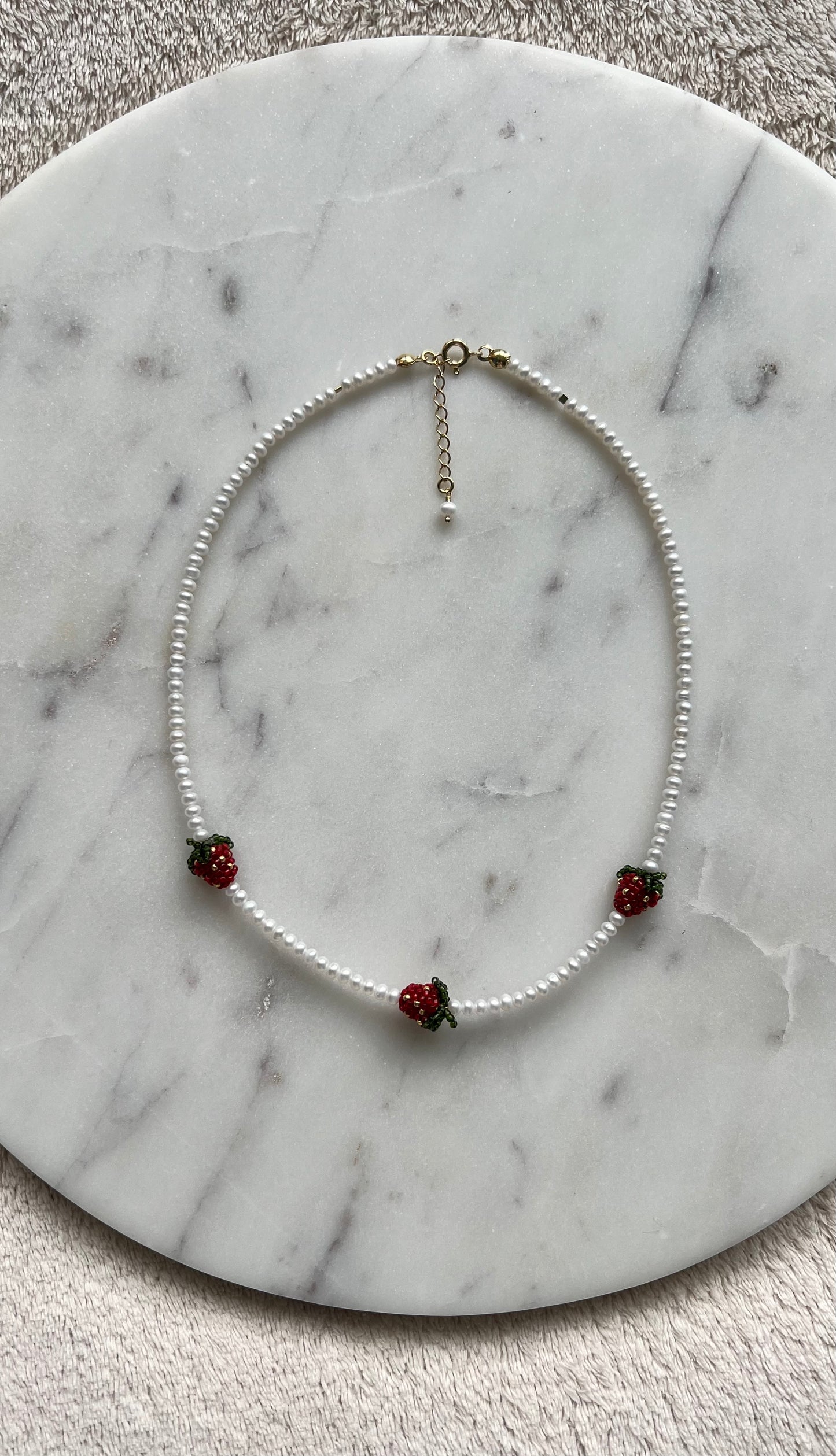 Poziomki w perłowej rosie