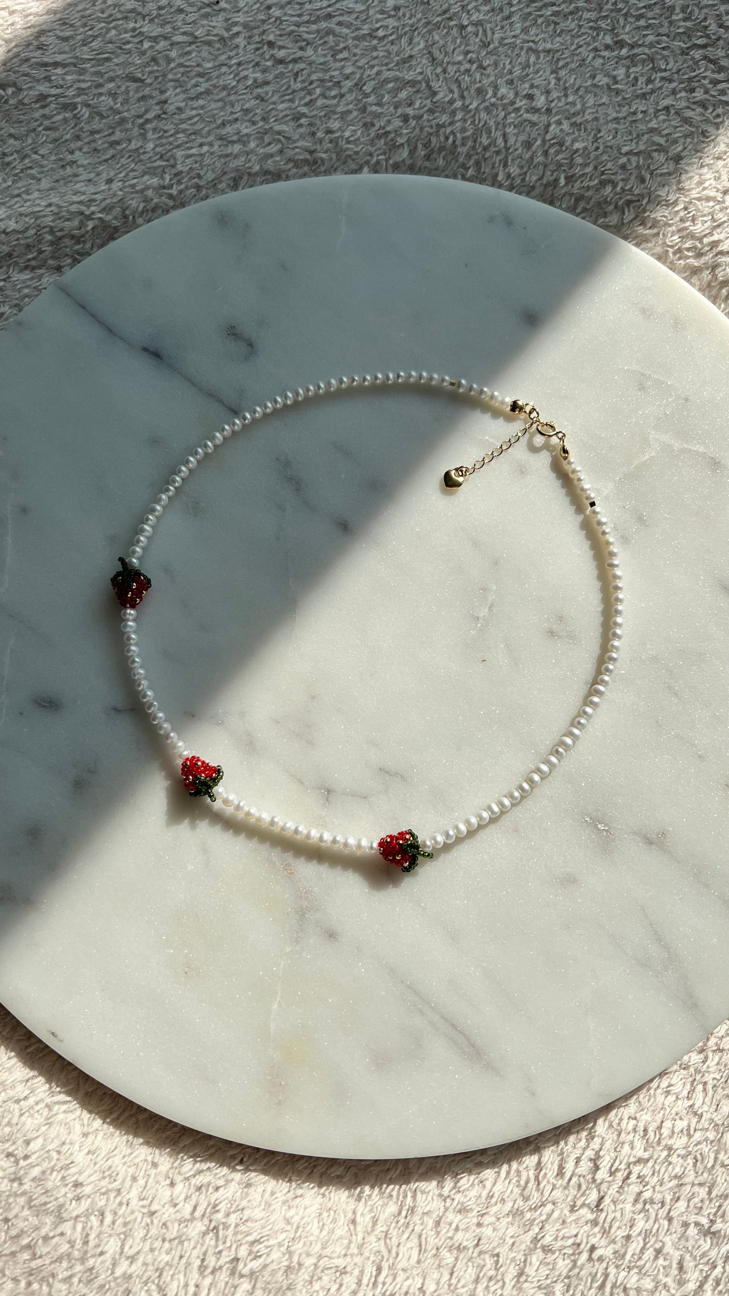 Poziomki w perłowej rosie