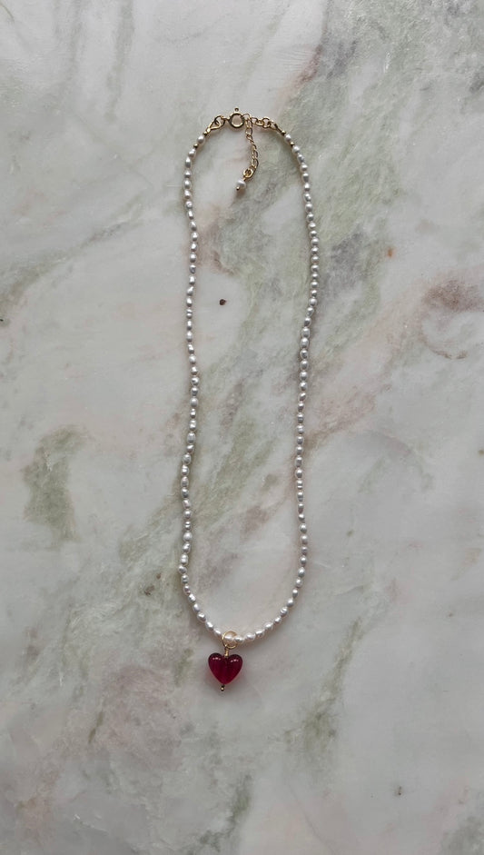 Delikatne perły ze szklanym różowym sercem.