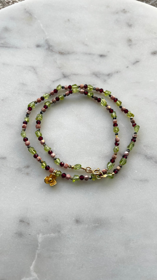 Naszyjnik Limonkowa Jagoda z kwiatem.