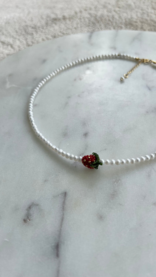 Poziomka w perłowej rosie