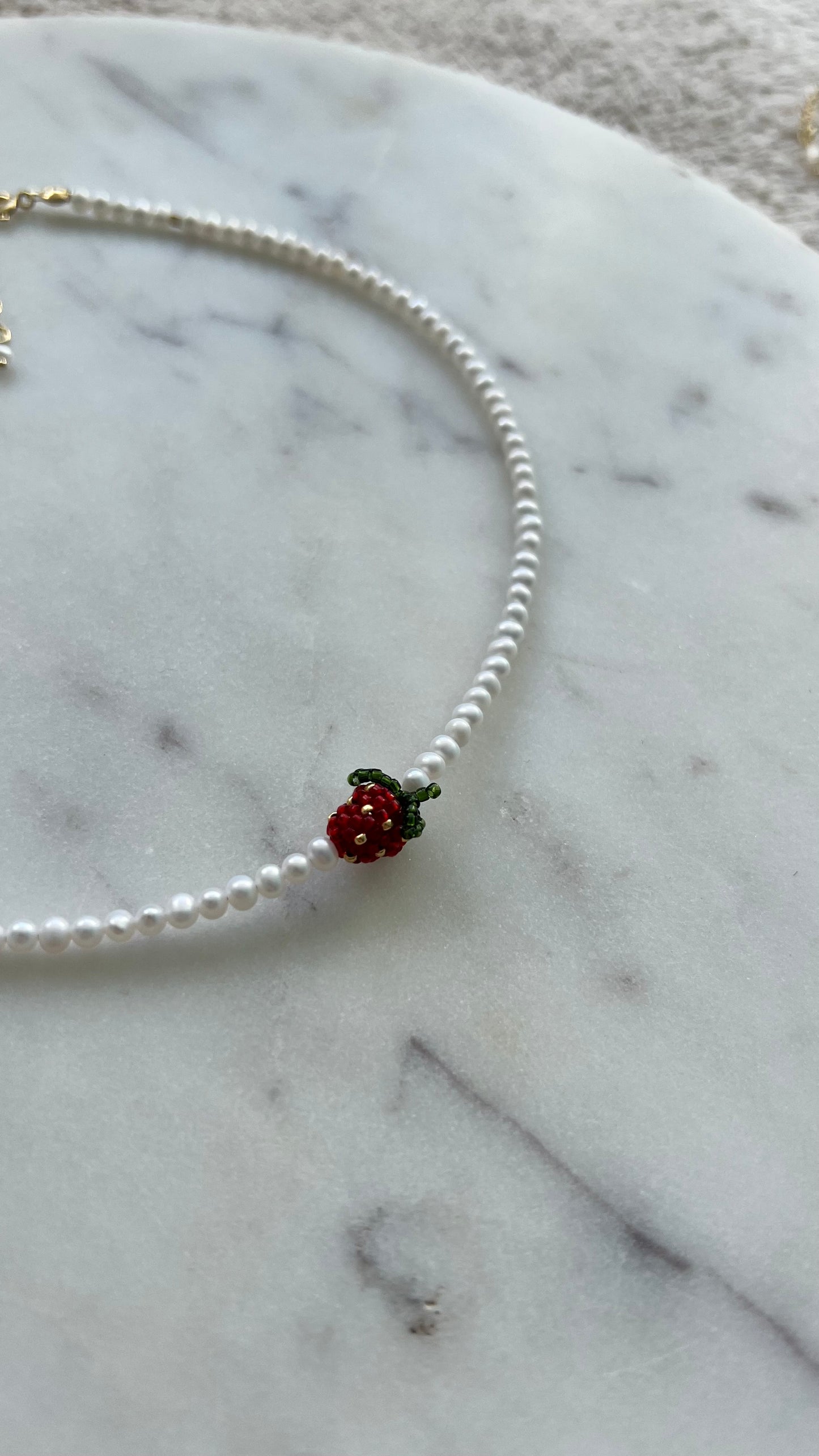 Poziomka w perłowej rosie