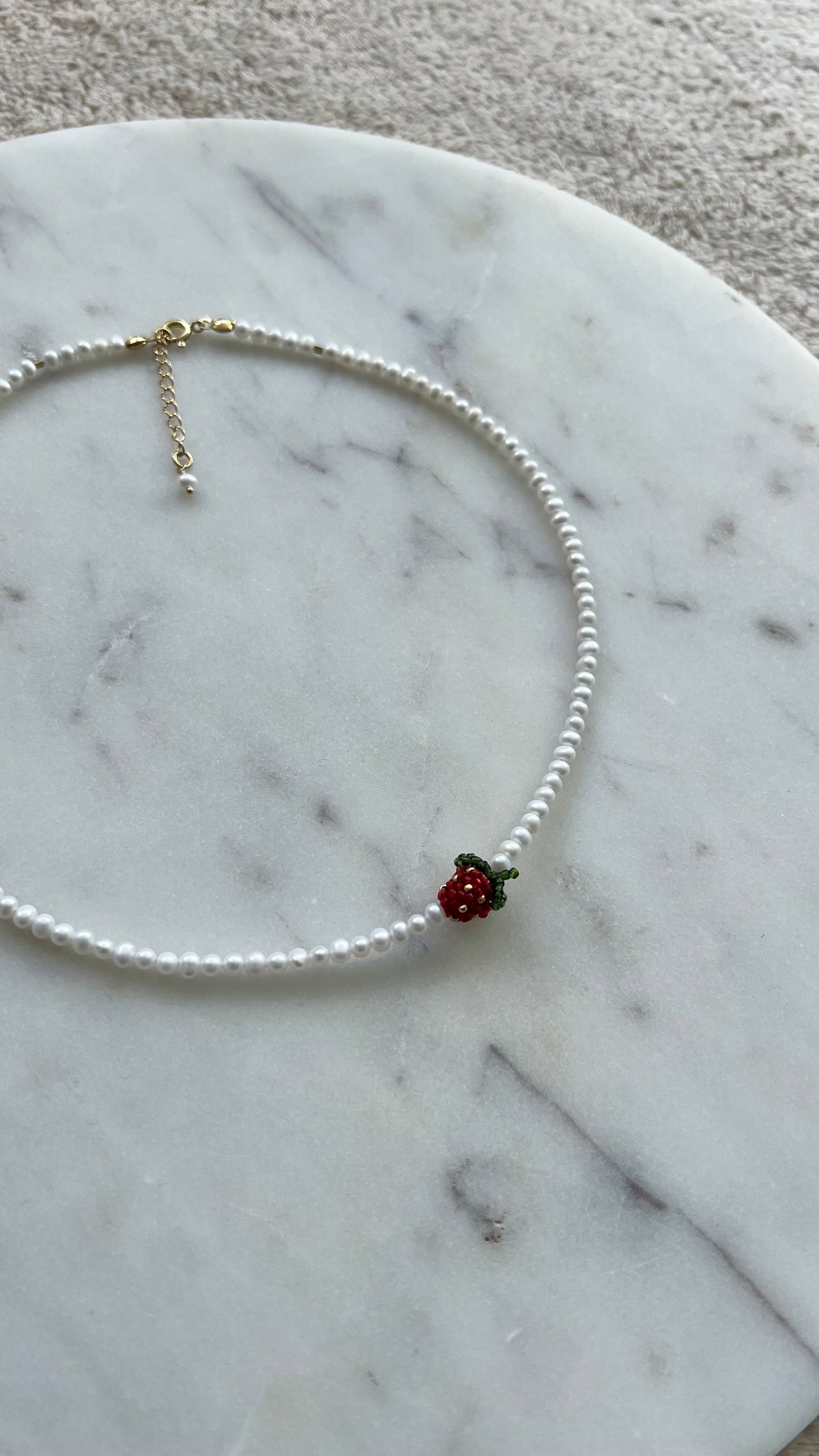 Poziomka w perłowej rosie