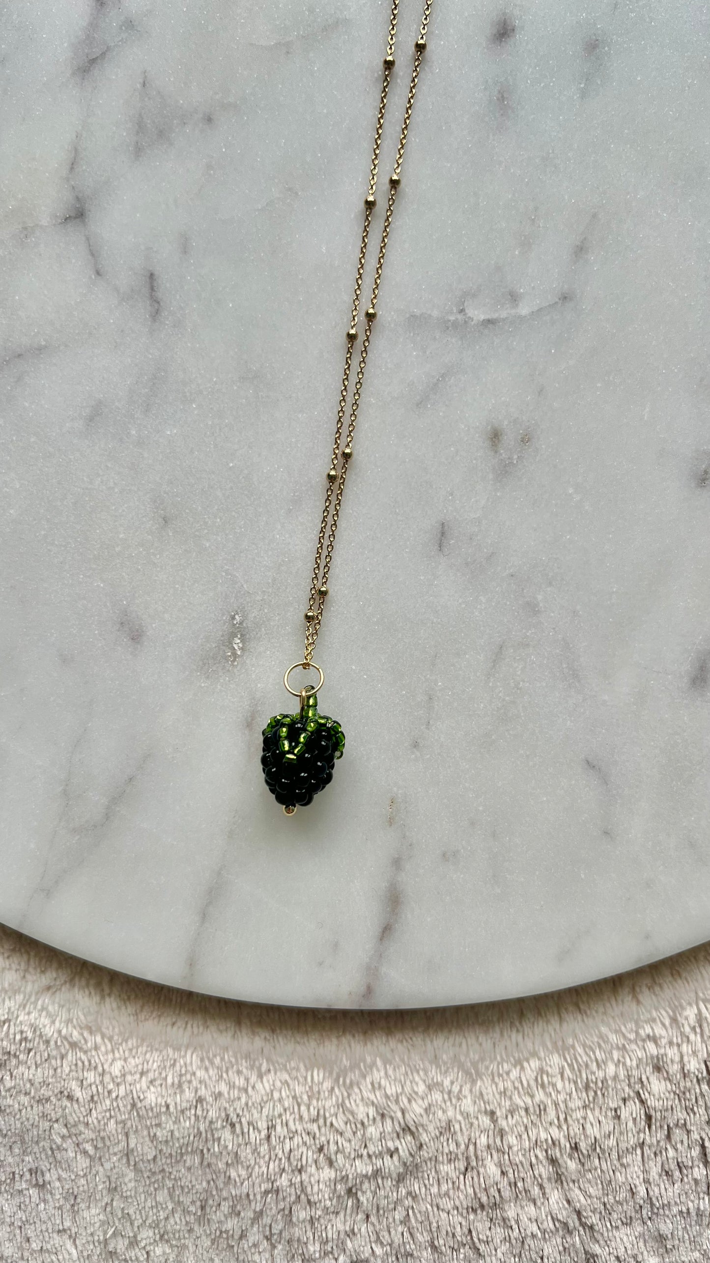 Naszyjnik z jeżyną.