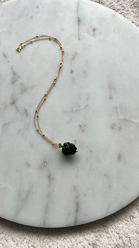 Naszyjnik z jeżyną.