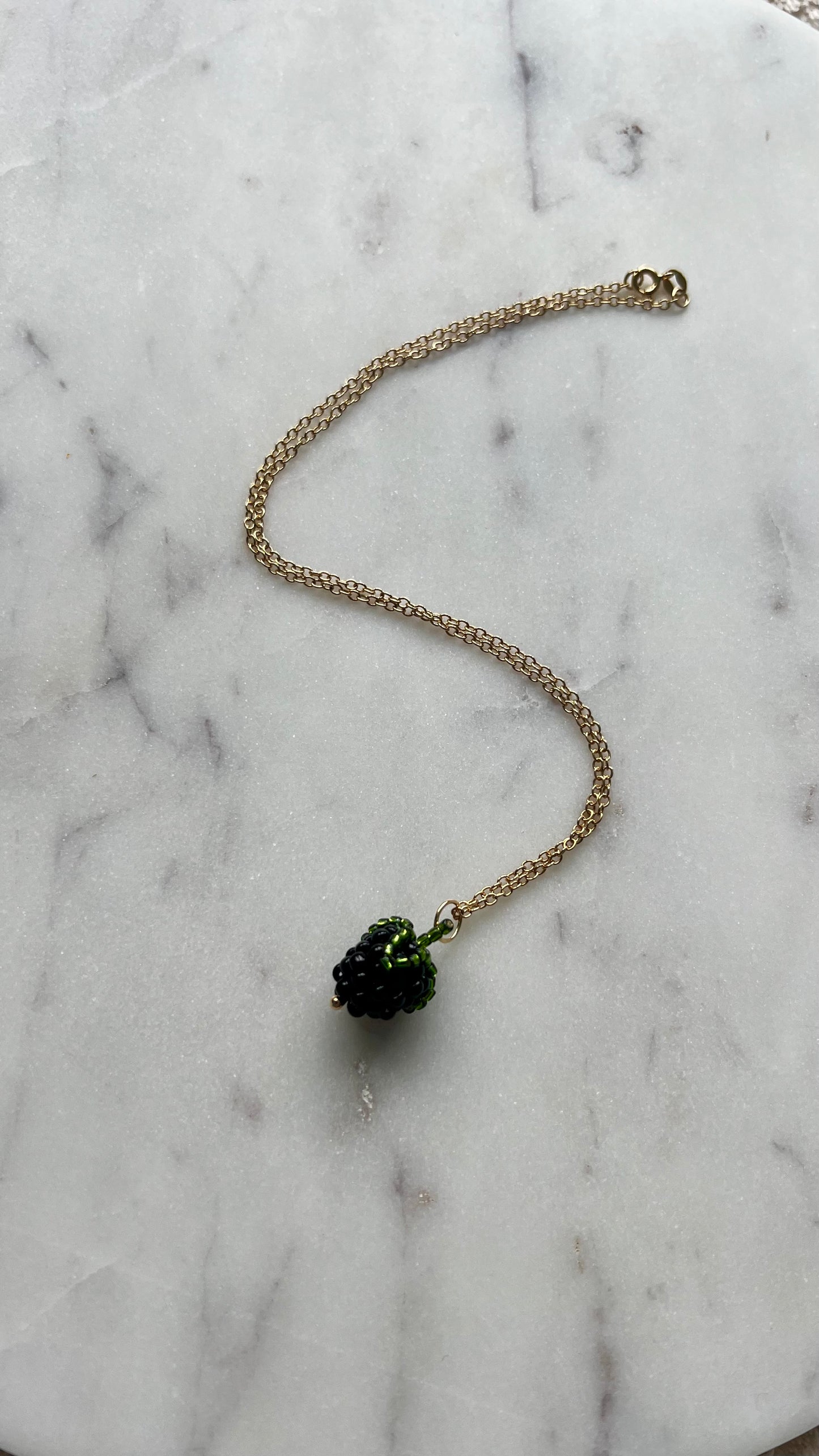 Delikatny naszyjnik z jeżyną.