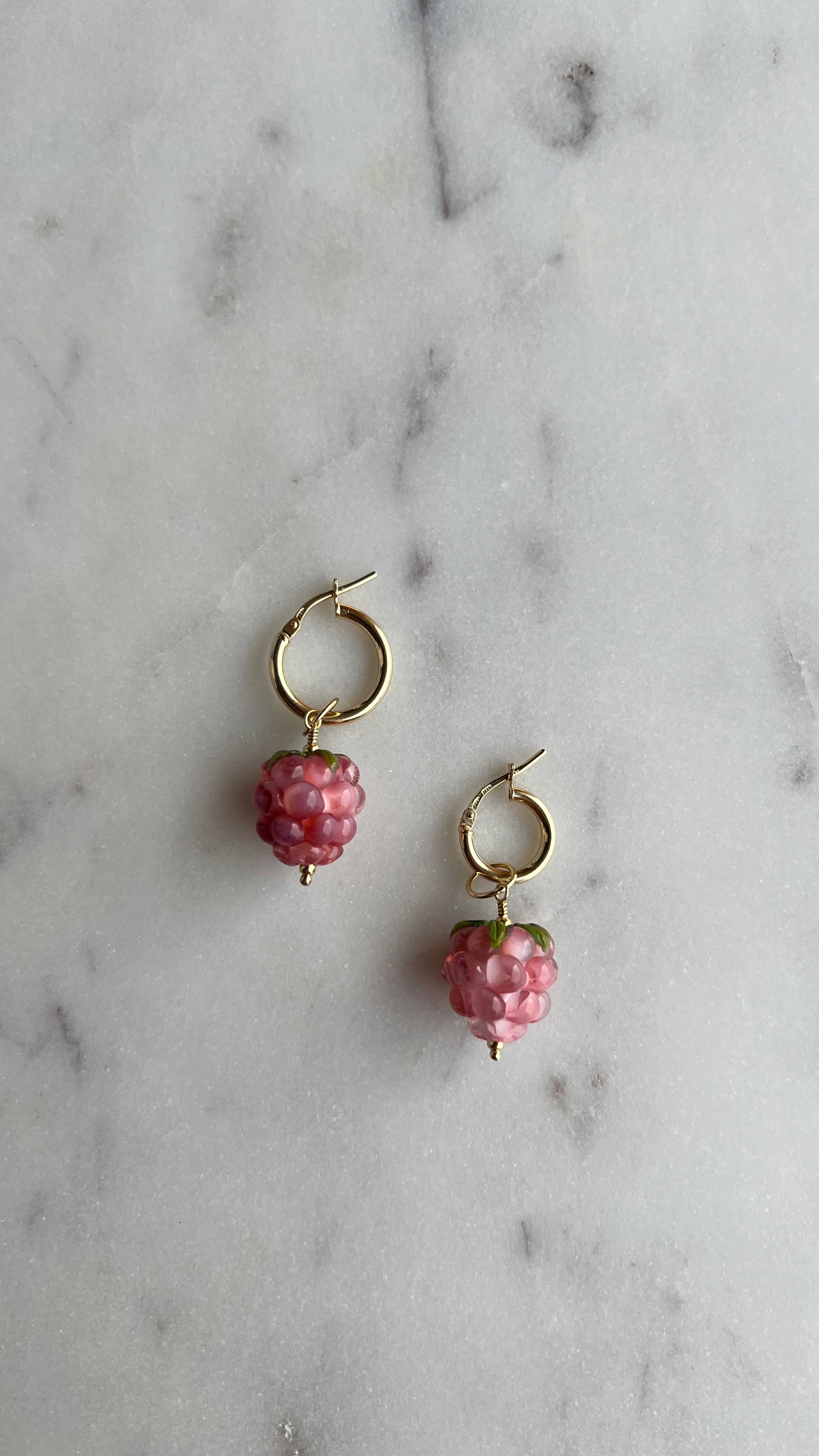 Kolczyki, ze szklaną, różową maliną.