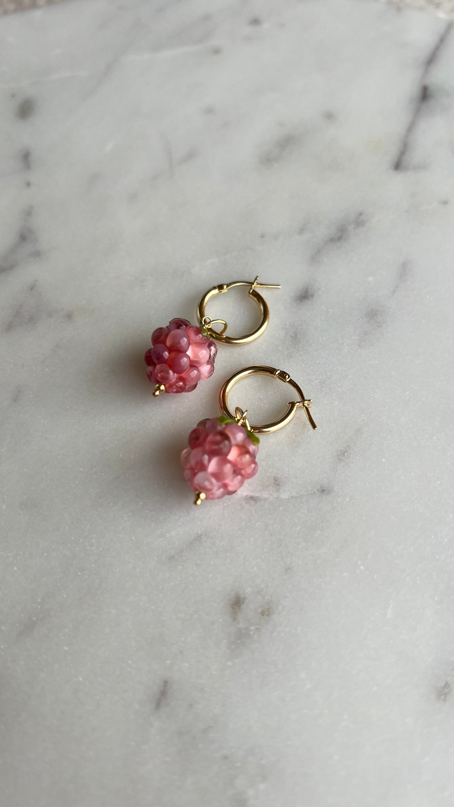 Kolczyki, ze szklaną, różową maliną.