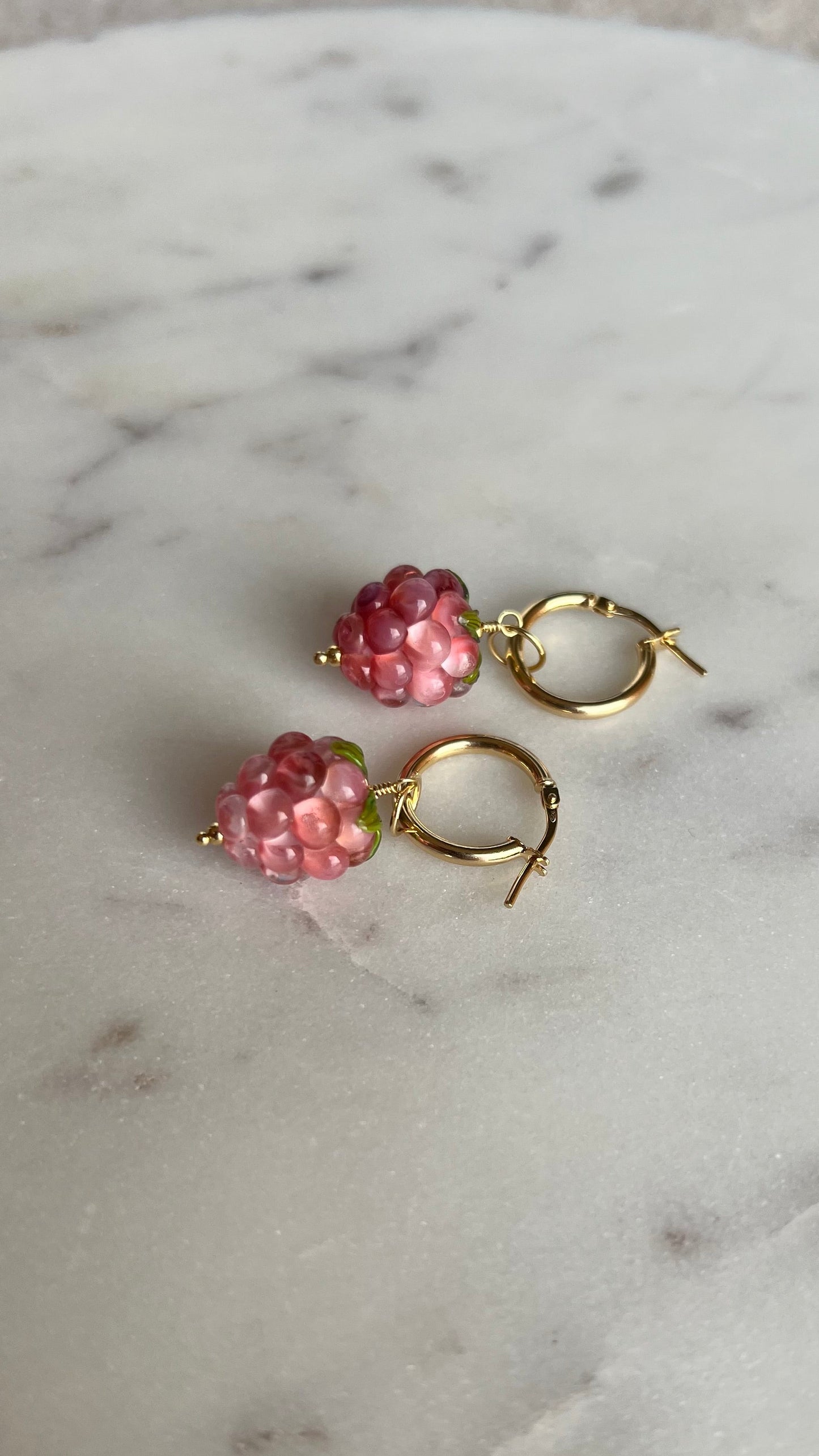 Kolczyki, ze szklaną, różową maliną.