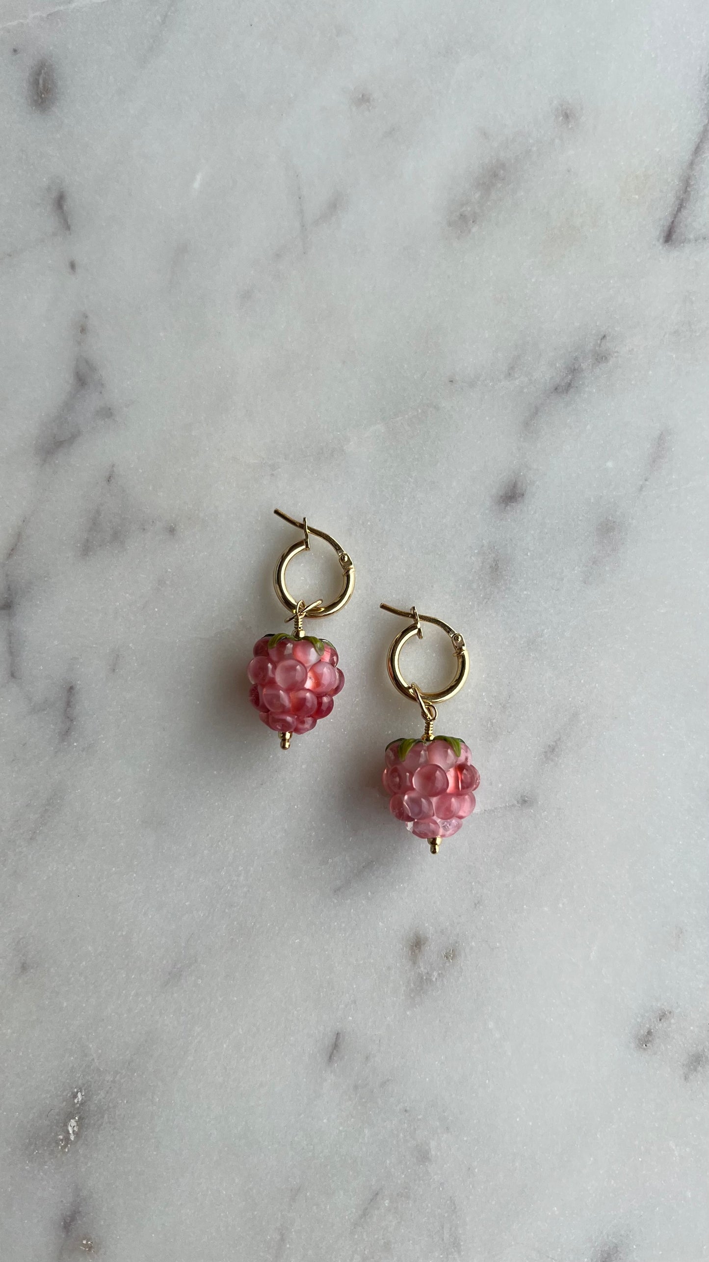 Kolczyki, ze szklaną, różową maliną.