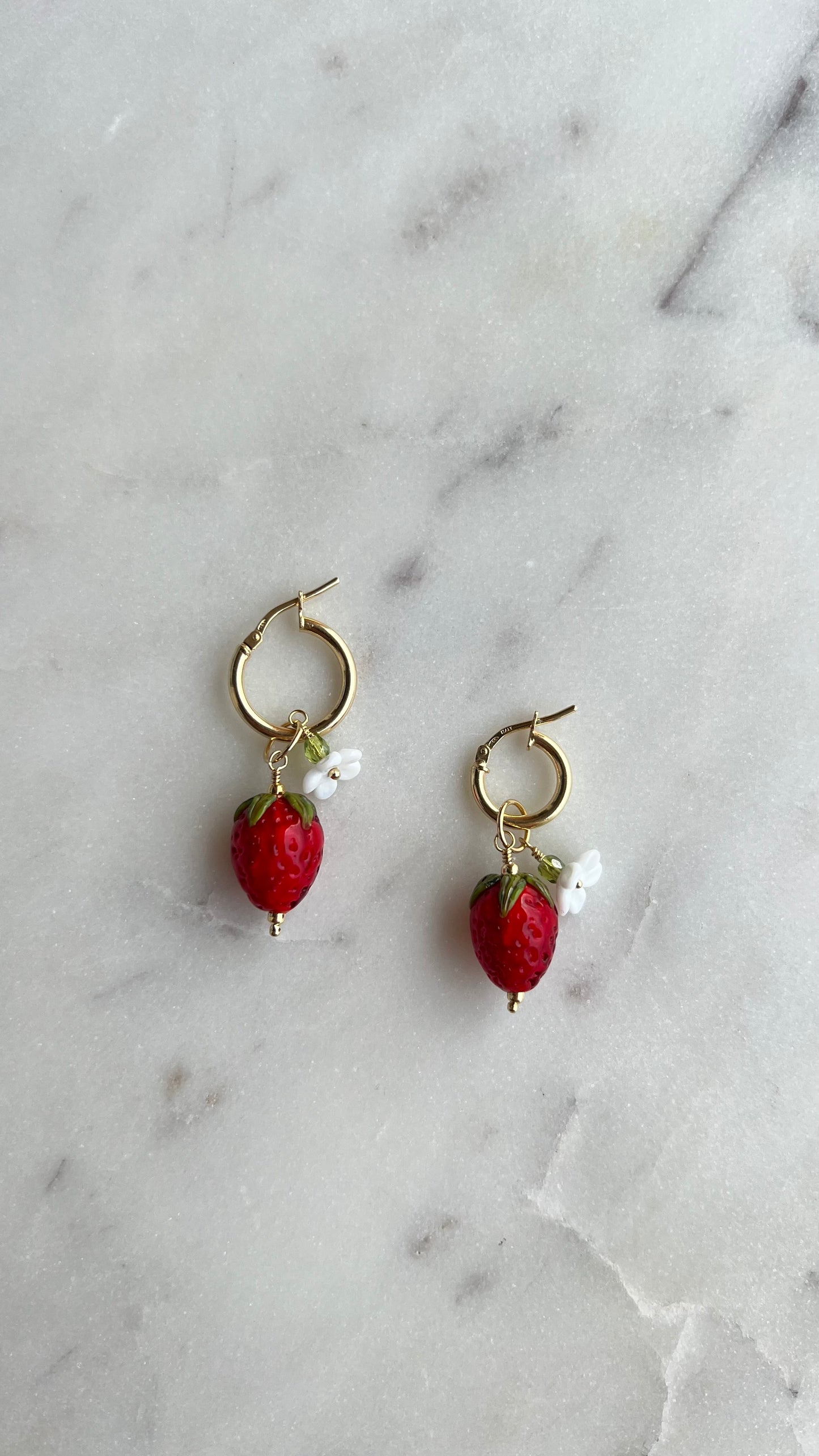 Kolczyki, ze szklaną truskawką.