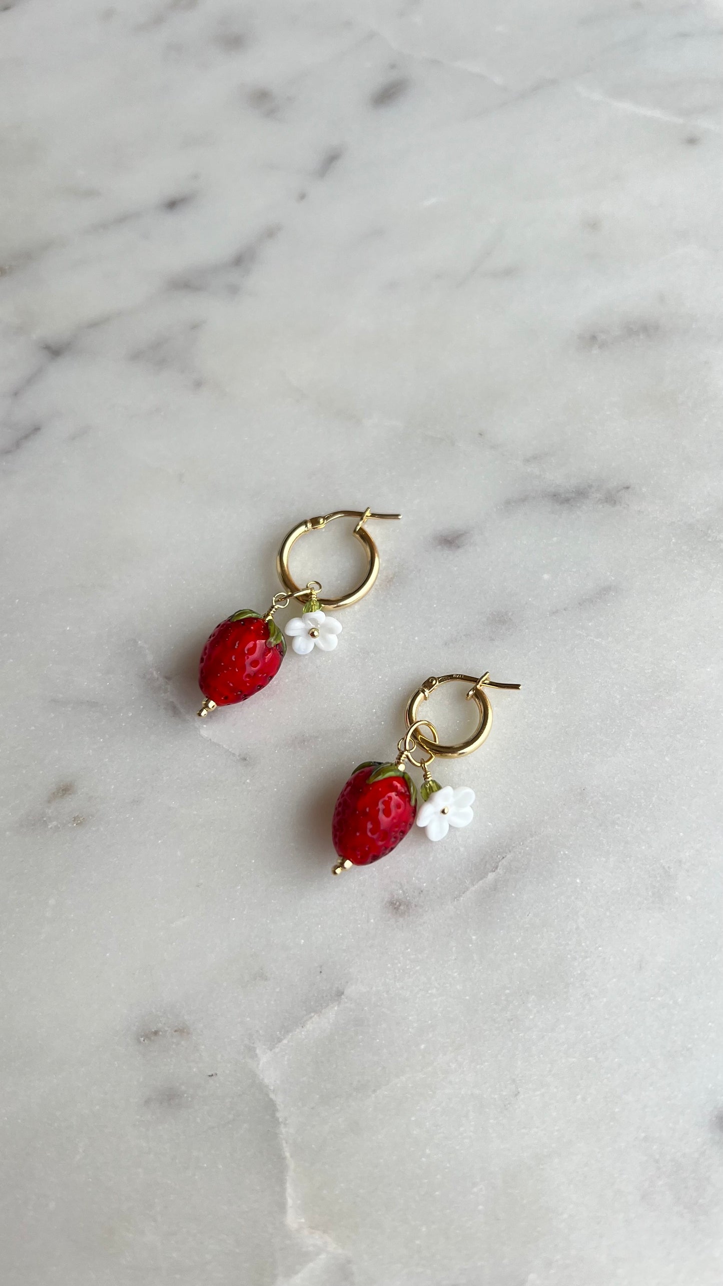 Kolczyki, ze szklaną truskawką.