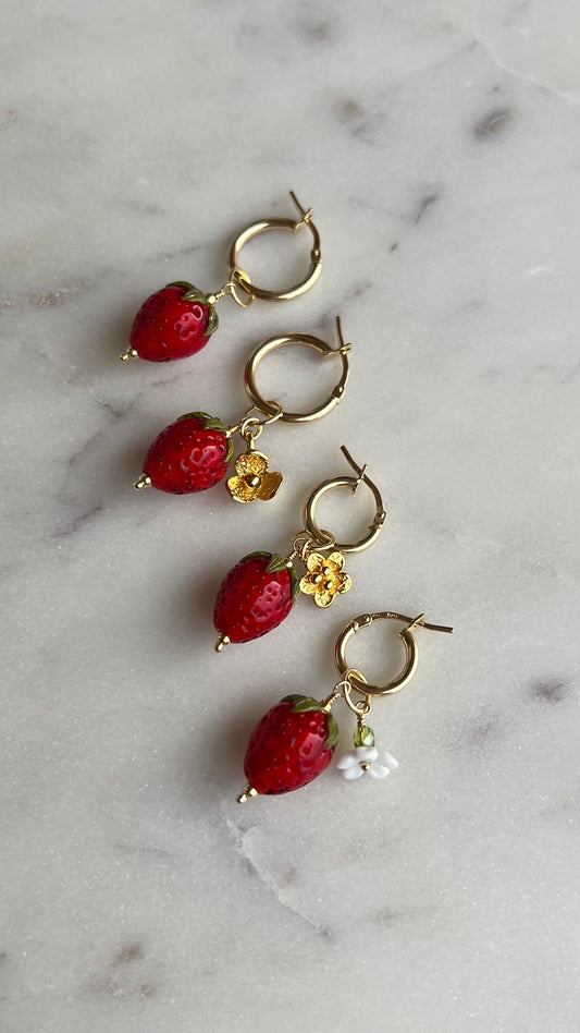 Kolczyki, ze szklaną truskawką.