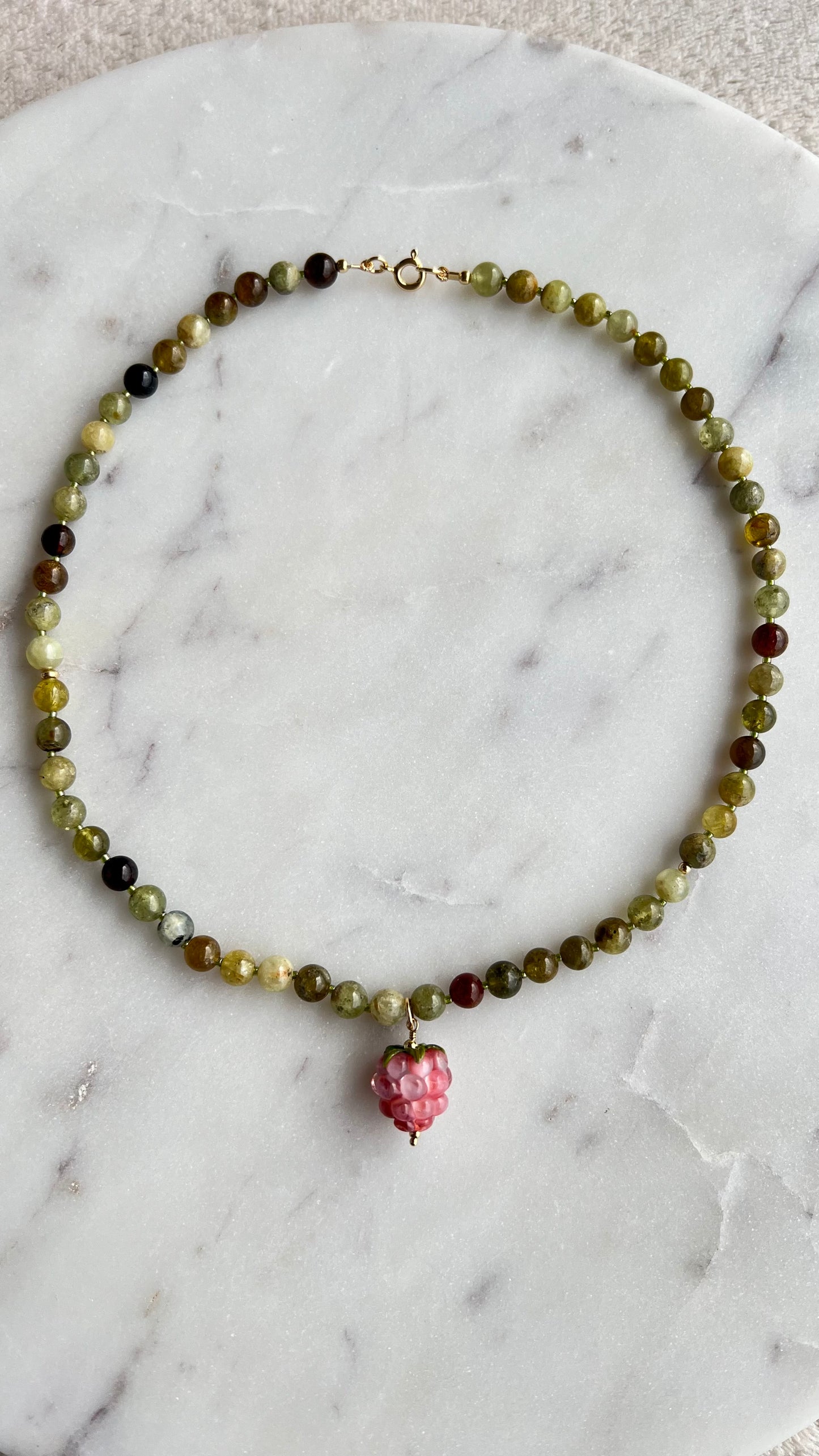 Naszyjnik z granatem i różową maliną.