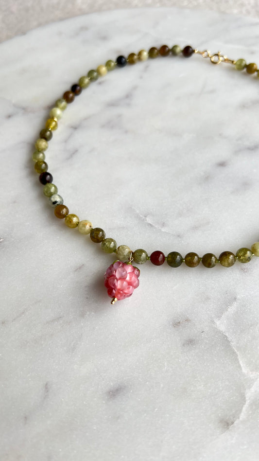 Naszyjnik z granatem i różową maliną.