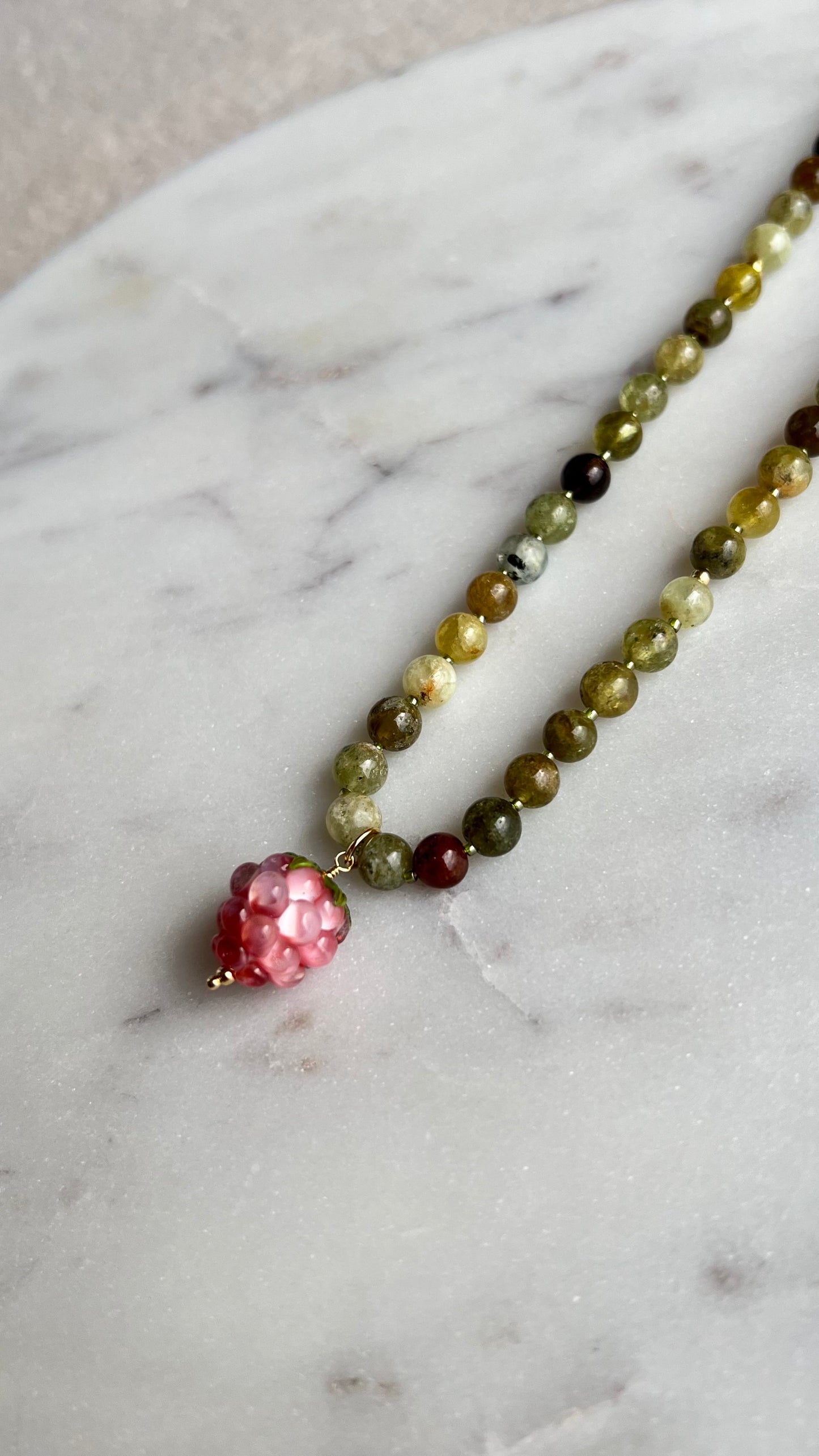 Naszyjnik z granatem i różową maliną.