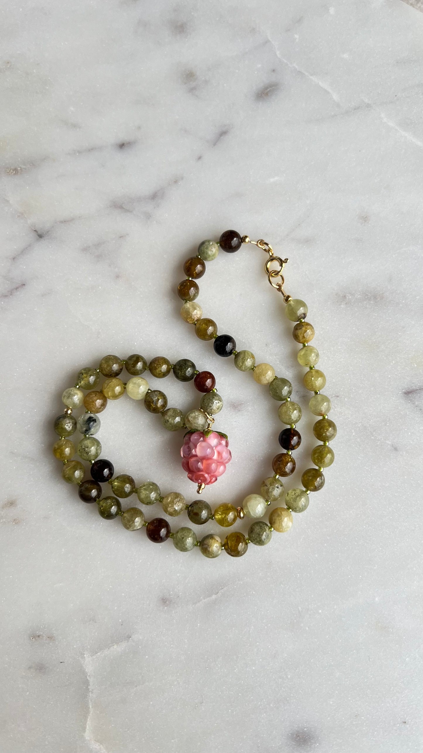 Naszyjnik z granatem i różową maliną.