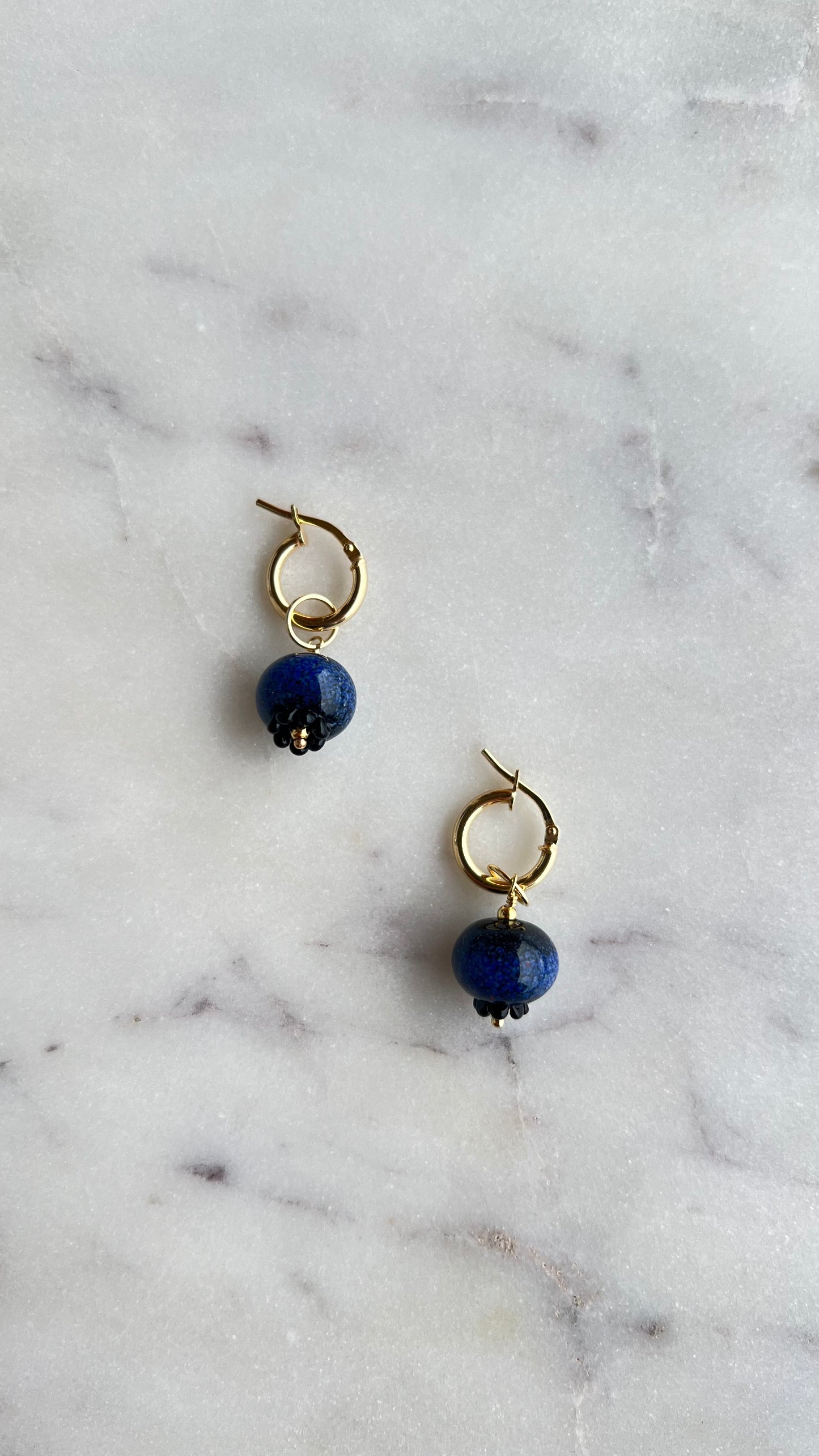 Kolczyki, ze szklaną jagodą.