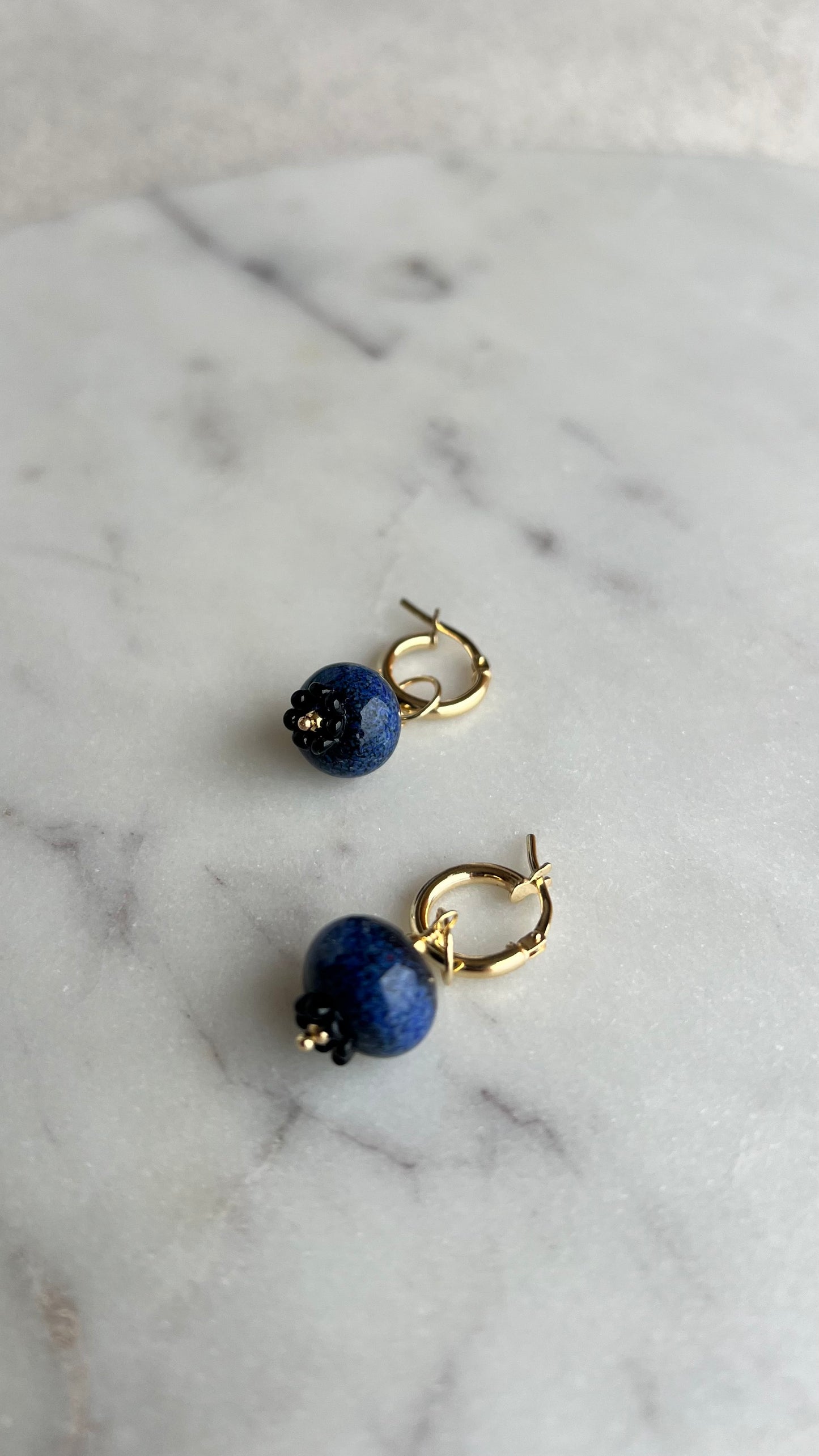 Kolczyki, ze szklaną jagodą.