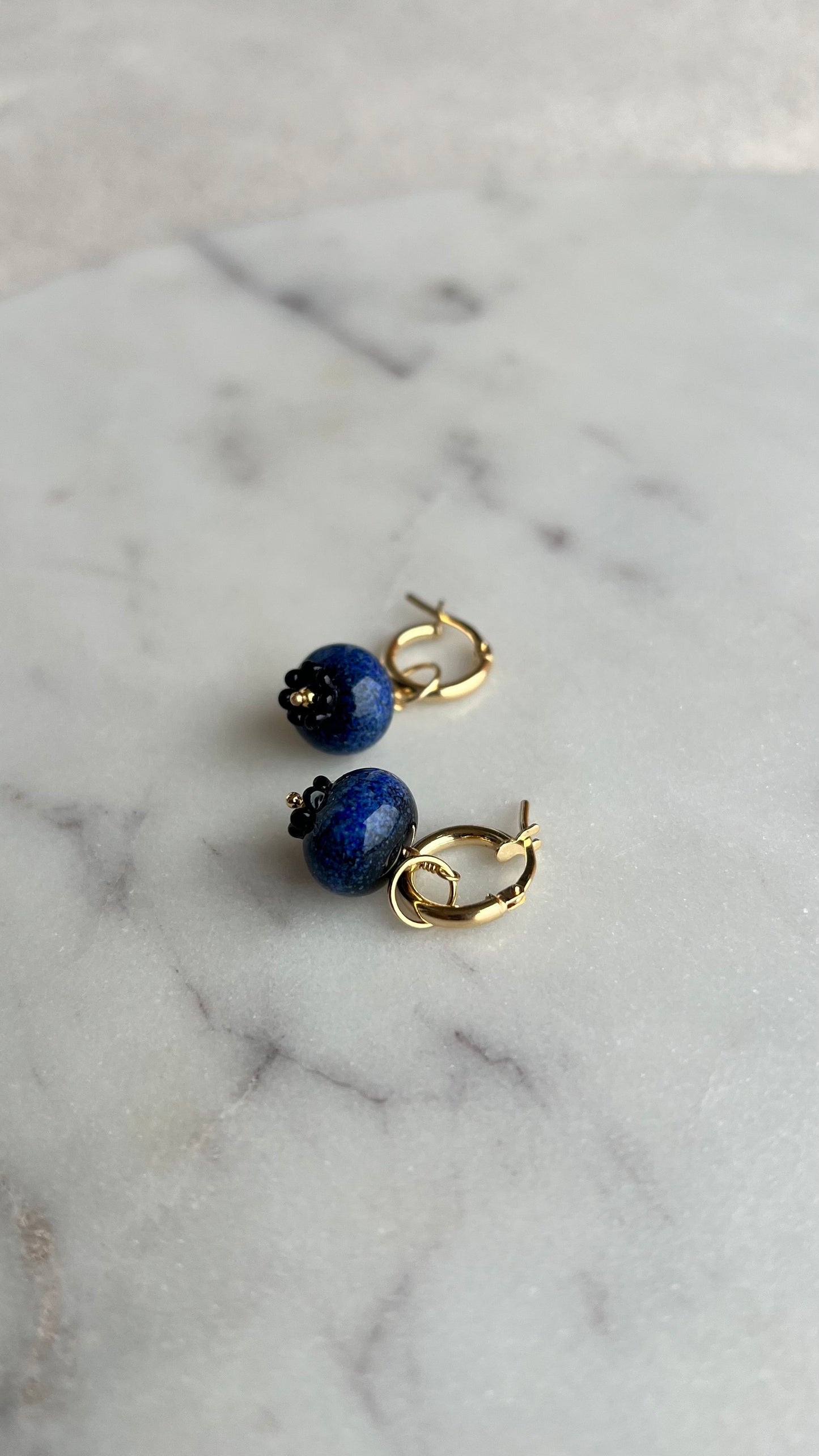 Kolczyki, ze szklaną jagodą.