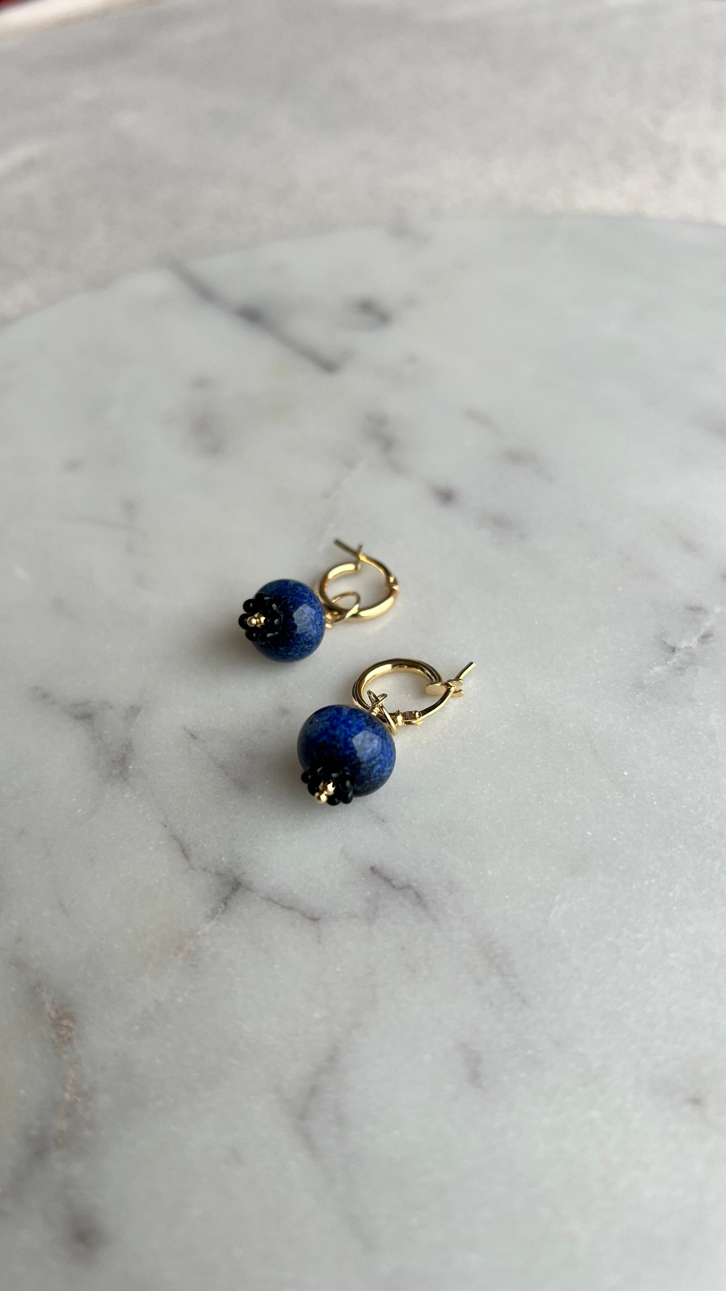 Kolczyki, ze szklaną jagodą.