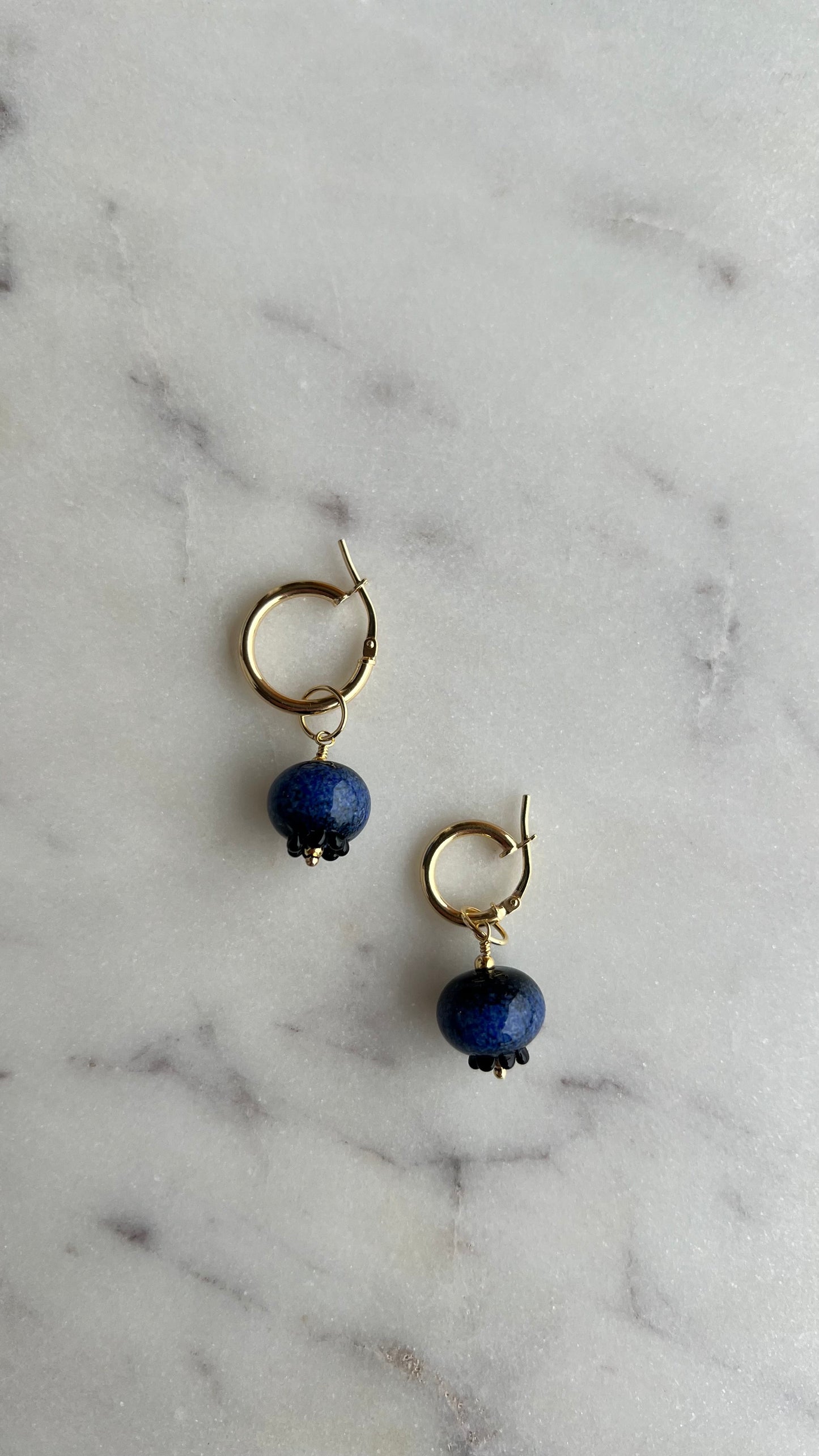 Kolczyki, ze szklaną jagodą.