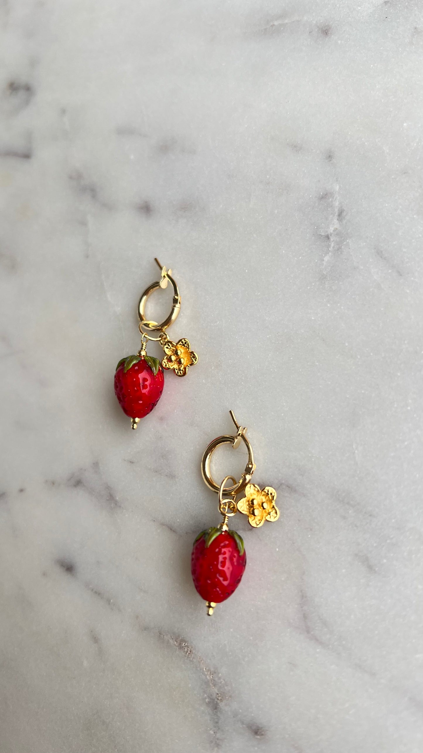 Kolczyki, ze szklaną truskawką.