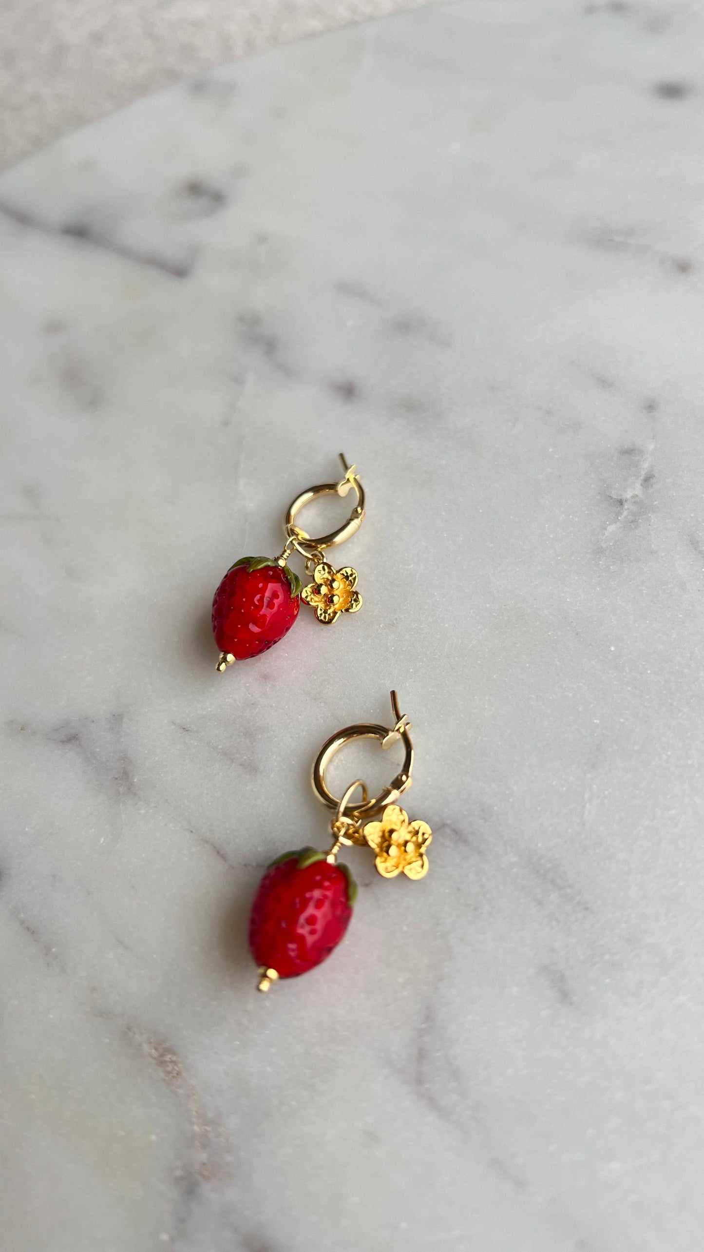 Kolczyki, ze szklaną truskawką.