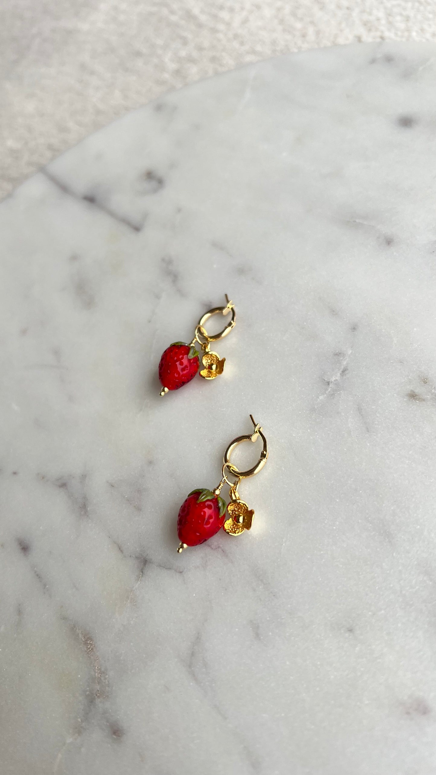 Kolczyki, ze szklaną truskawką.