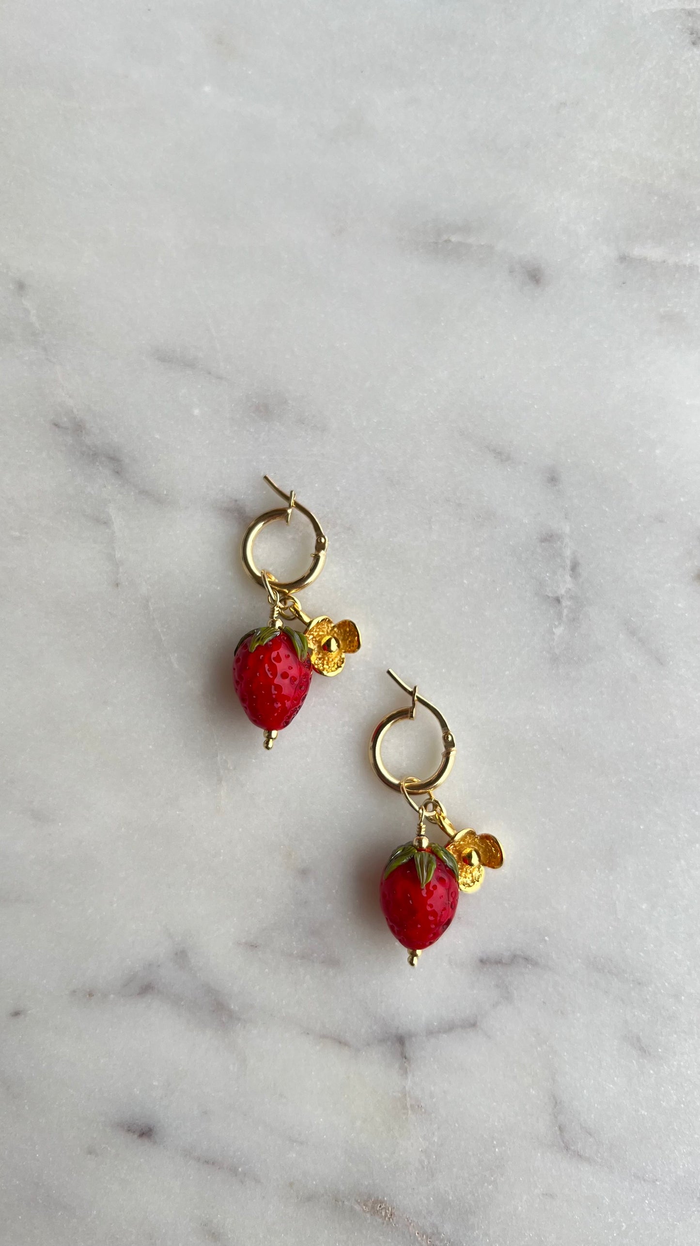 Kolczyki, ze szklaną truskawką.